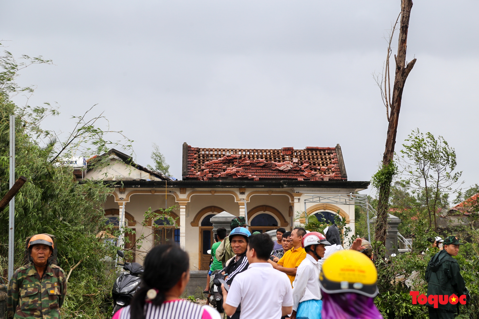 Người dân nghẹn ngào nhìn nhà cửa tan hoang sau cơn bão Noru - Ảnh 5.