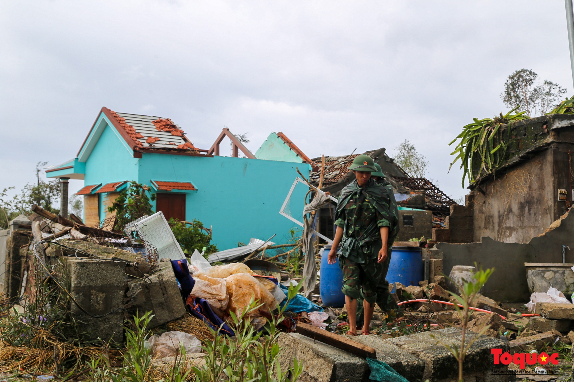Người dân nghẹn ngào nhìn nhà cửa tan hoang sau cơn bão Noru - Ảnh 4.