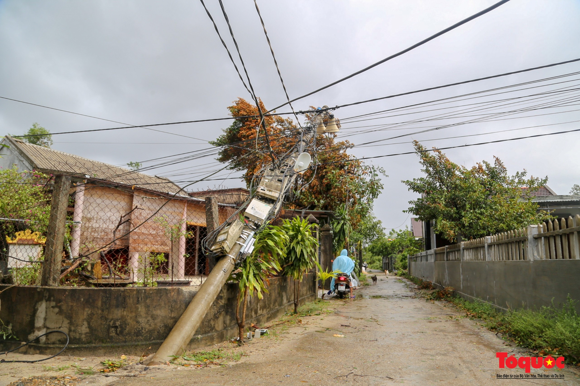Người dân nghẹn ngào nhìn nhà cửa tan hoang sau cơn bão Noru - Ảnh 7.