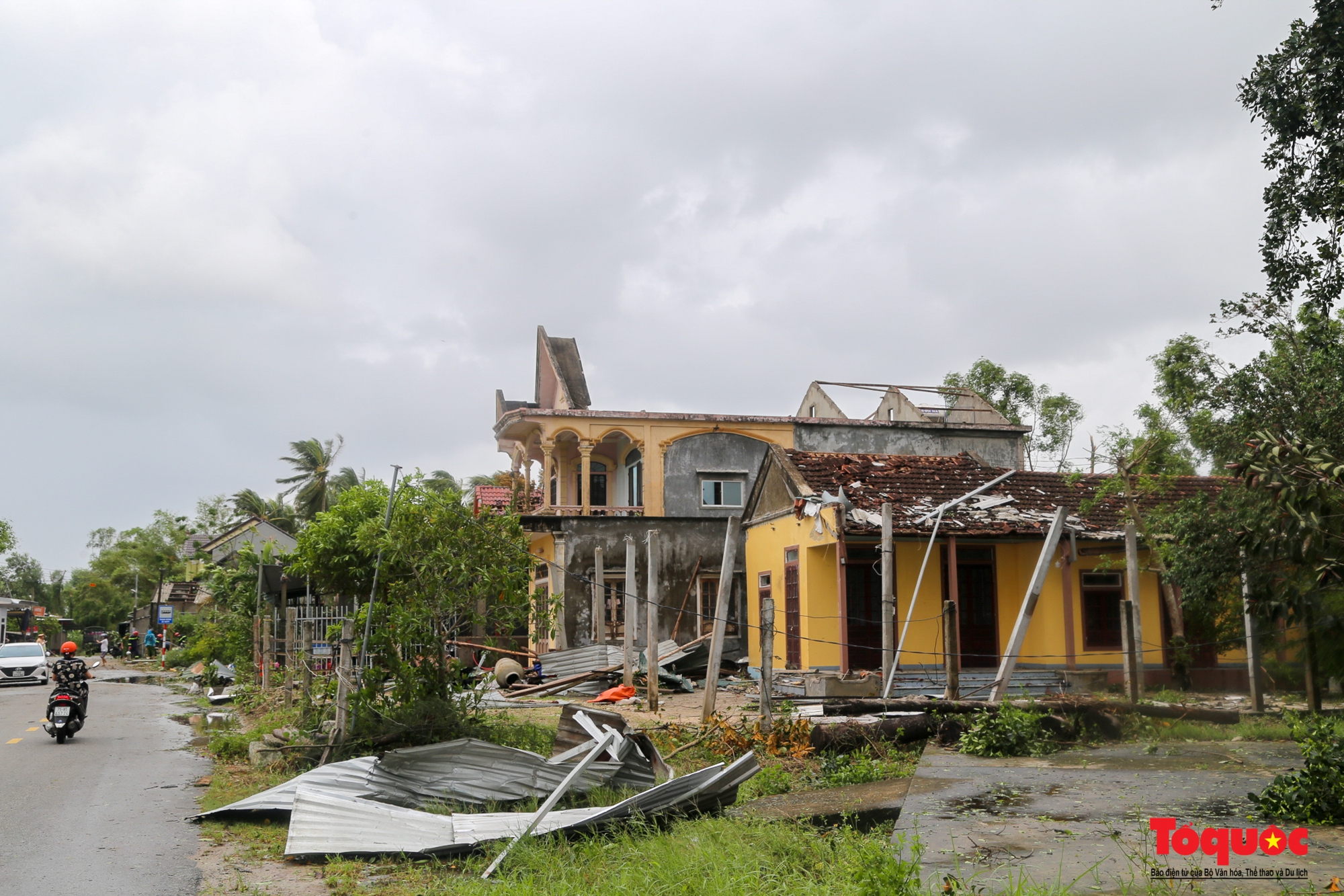 Người dân nghẹn ngào nhìn nhà cửa tan hoang sau cơn bão Noru - Ảnh 1.