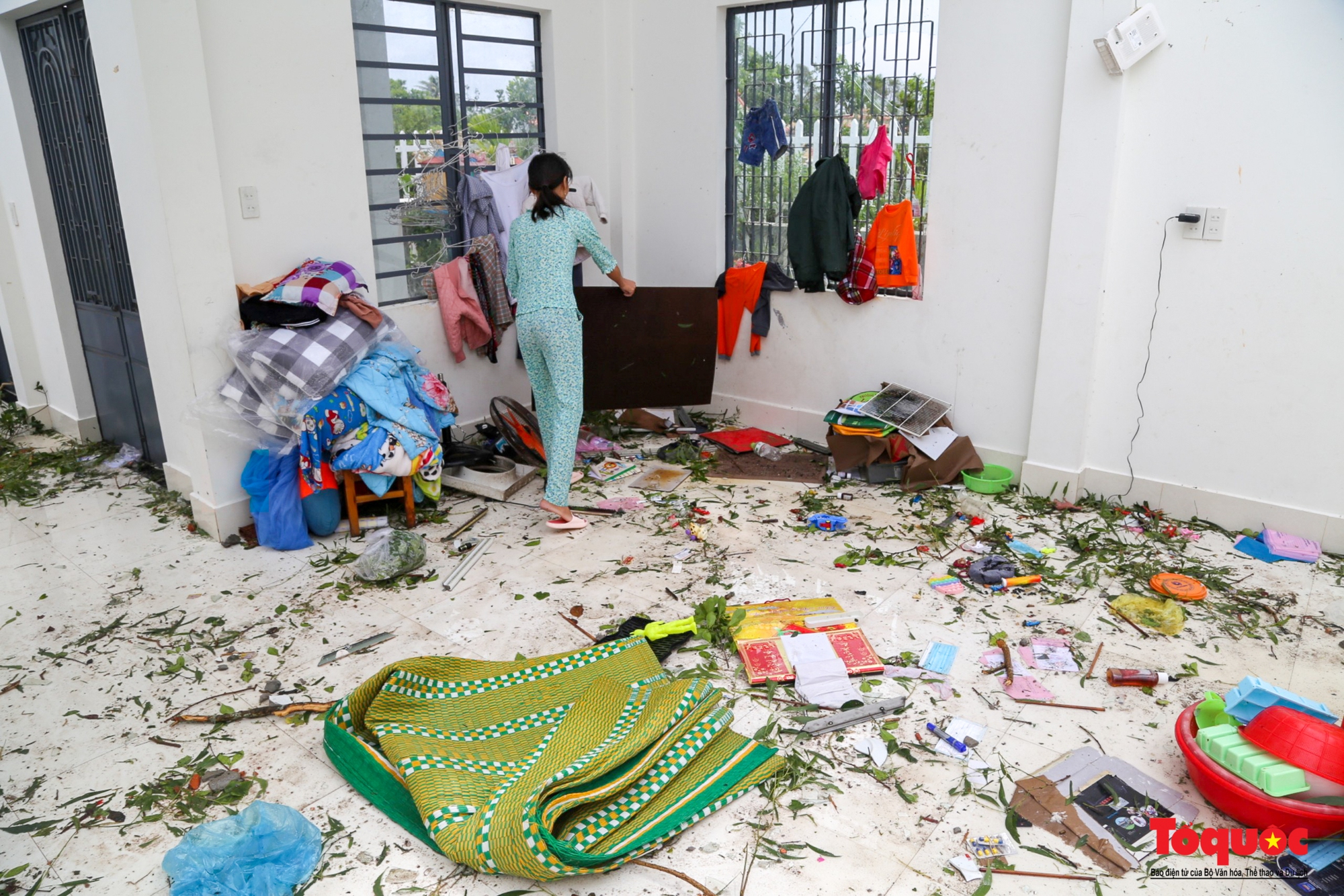 Người dân nghẹn ngào nhìn nhà cửa tan hoang sau cơn bão Noru - Ảnh 11.