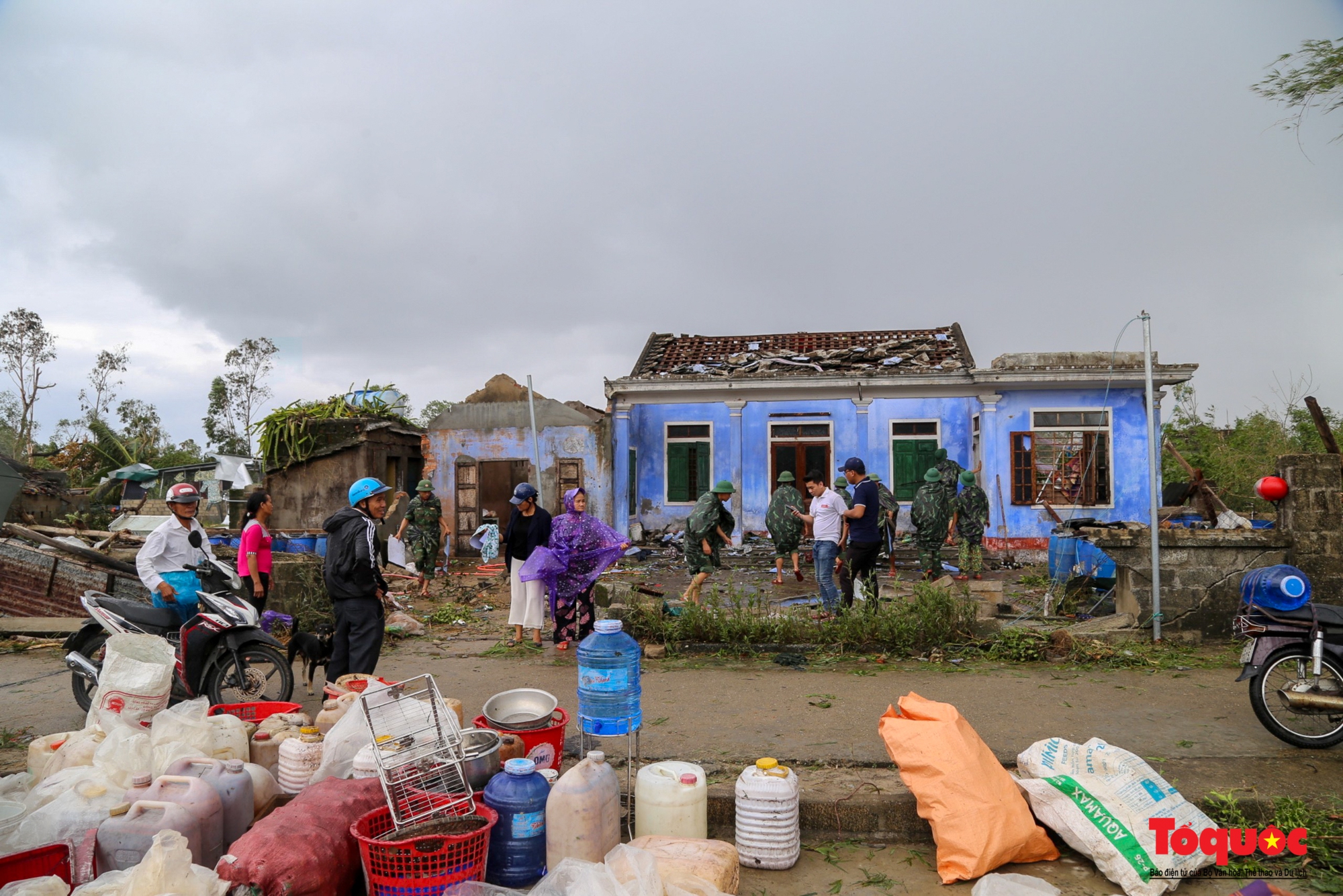 Người dân nghẹn ngào nhìn nhà cửa tan hoang sau cơn bão Noru - Ảnh 13.