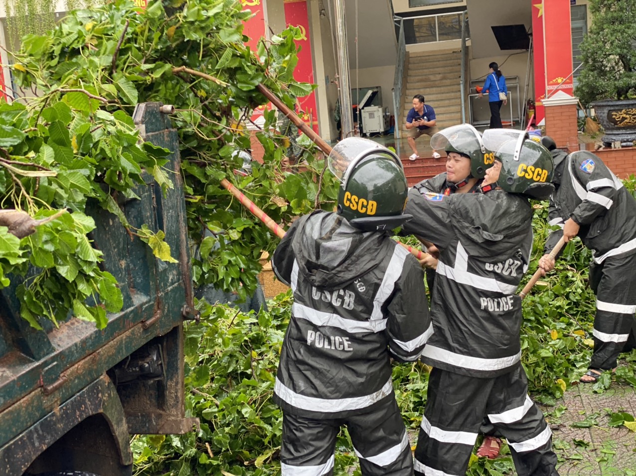 Cảnh sát cơ động - Bộ Công an nhanh chóng khắc phục hậu quả bão số 4 - Ảnh 1.