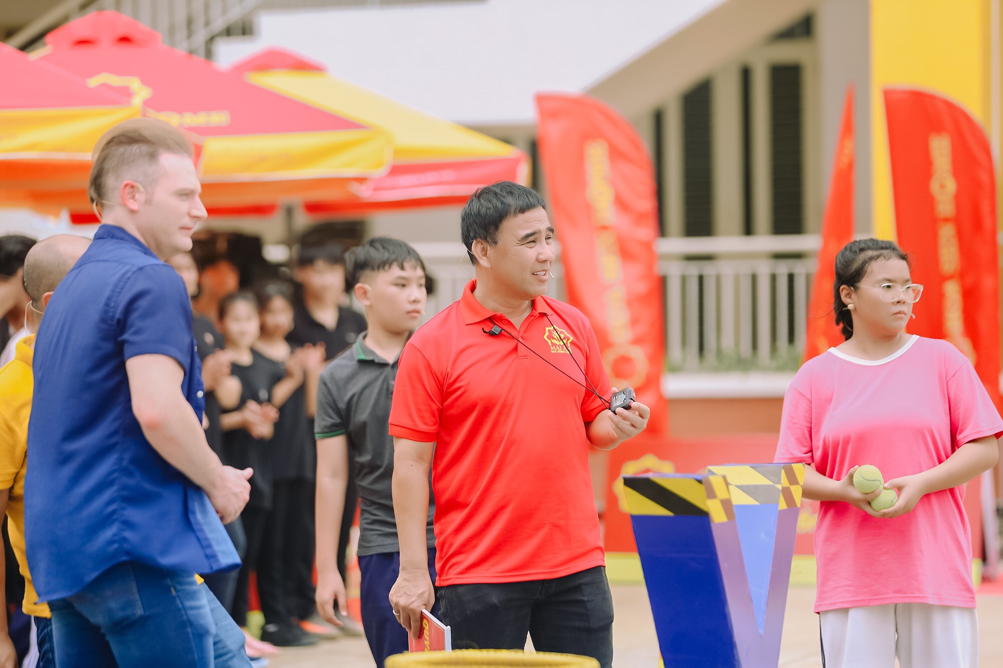 Quyền Linh: &quot;Hãy nhìn xuống để thấy còn nhiều người khó khăn hơn và cố gắng nhiều hơn&quot; - Ảnh 3.