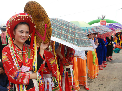 Liên hoan trình diễn trang phục truyền thống các dân tộc thiểu số Việt Nam khu vực phía Bắc - Ảnh 1.