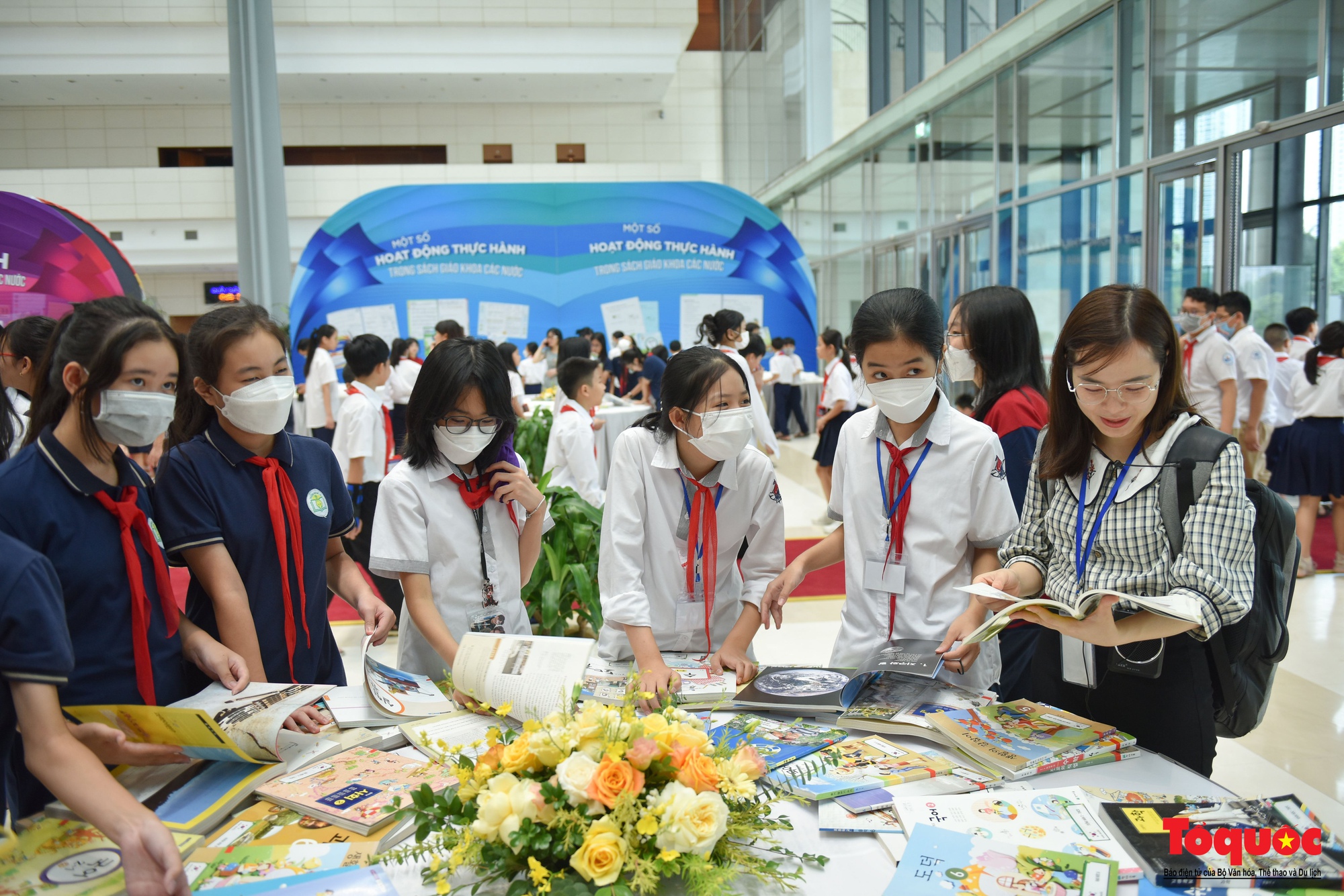 Hà Nội: Học sinh thủ đô hào hứng với hoạt động Trưng bày sách giáo khoa giáo dục phổ thông - Ảnh 3.