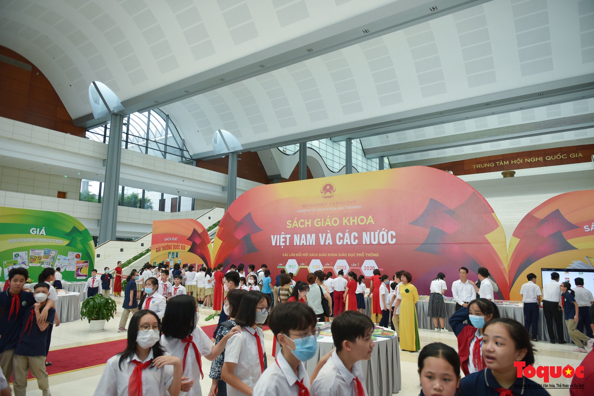 Hà Nội: Học sinh thủ đô hào hứng với hoạt động Trưng bày sách giáo khoa giáo dục phổ thông - Ảnh 1.