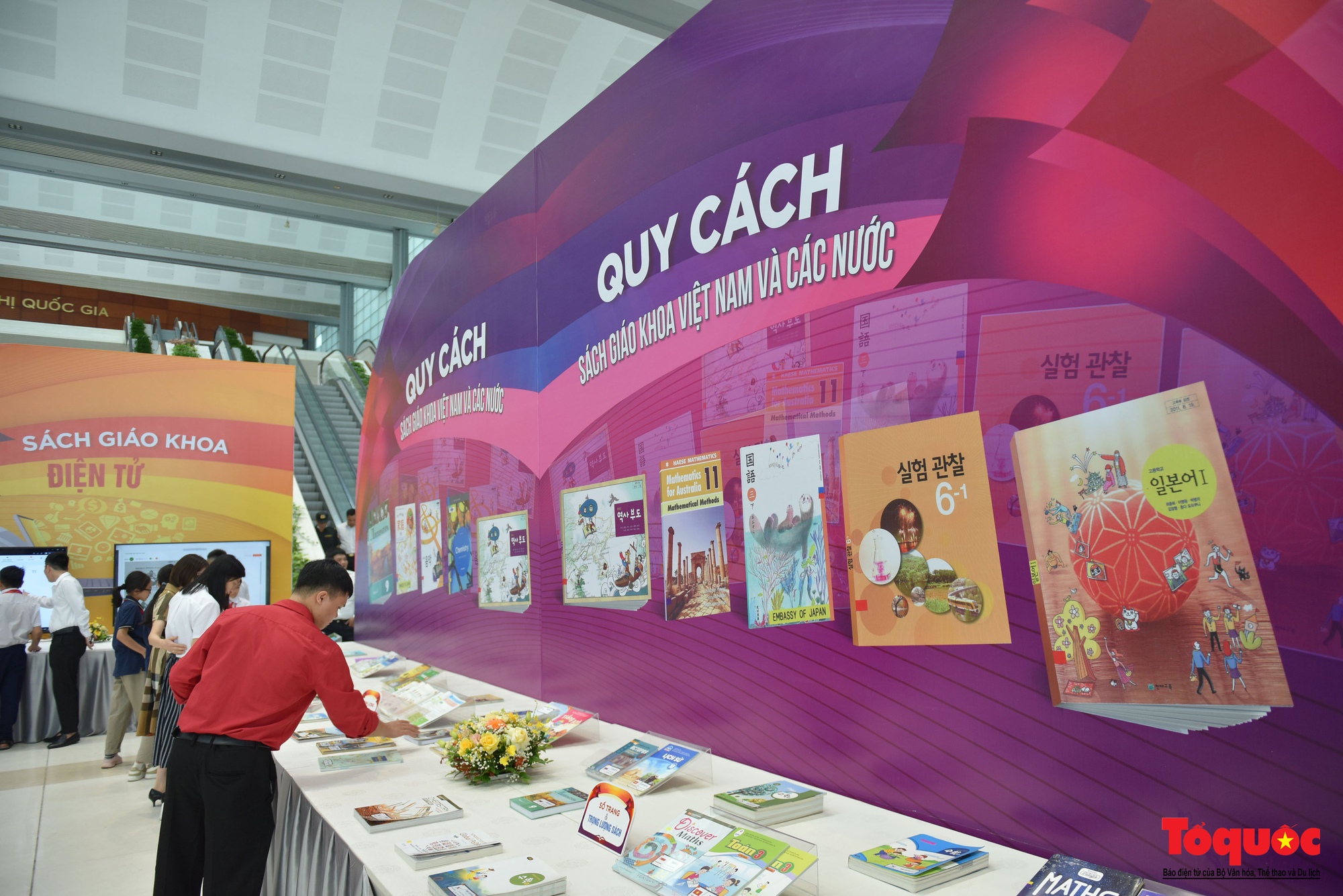 Hà Nội: Học sinh thủ đô hào hứng với hoạt động Trưng bày sách giáo khoa giáo dục phổ thông - Ảnh 2.