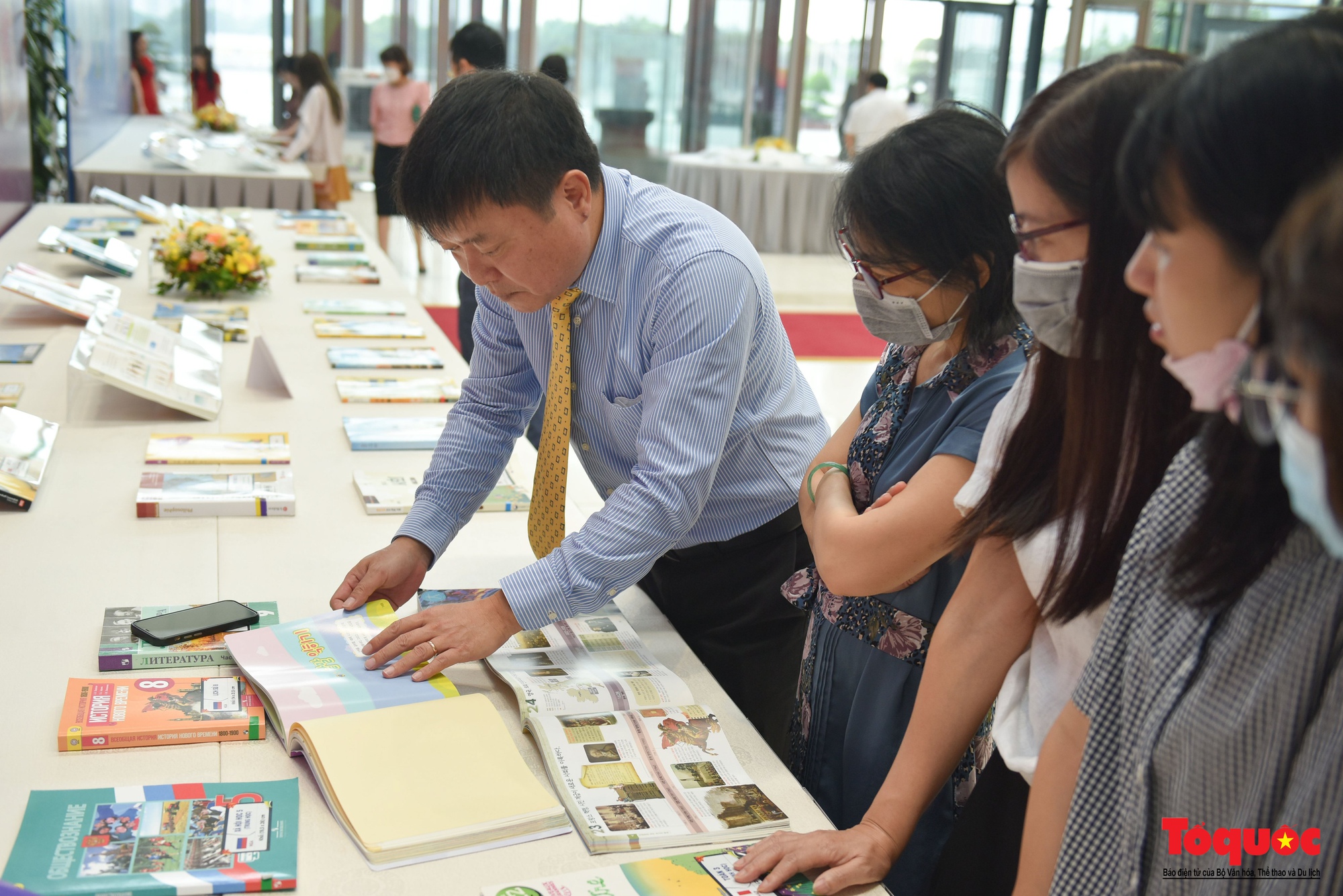 Hà Nội: Học sinh thủ đô hào hứng với hoạt động Trưng bày sách giáo khoa giáo dục phổ thông - Ảnh 7.