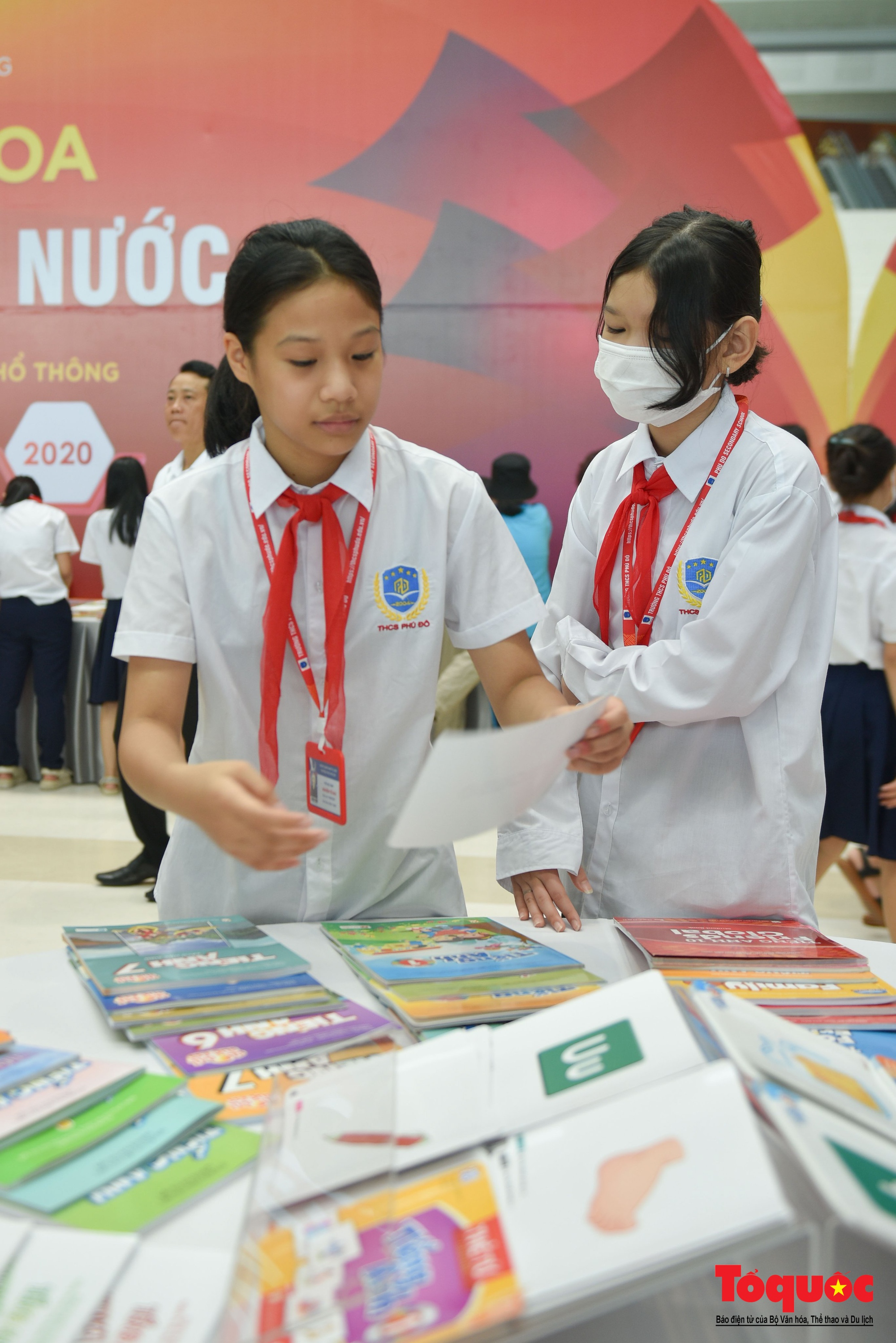 Hà Nội: Học sinh thủ đô hào hứng với hoạt động Trưng bày sách giáo khoa giáo dục phổ thông - Ảnh 6.