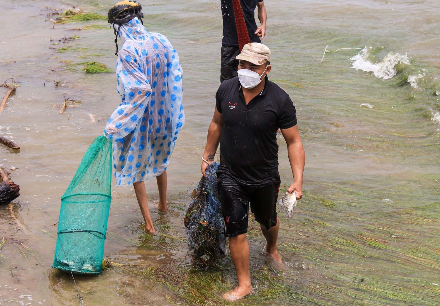 Người dân Đà Nẵng đổ ra biển &quot;săn&quot; cá nước ngọt &quot;khủng&quot; - nghề độc chỉ có sau bão - Ảnh 12.