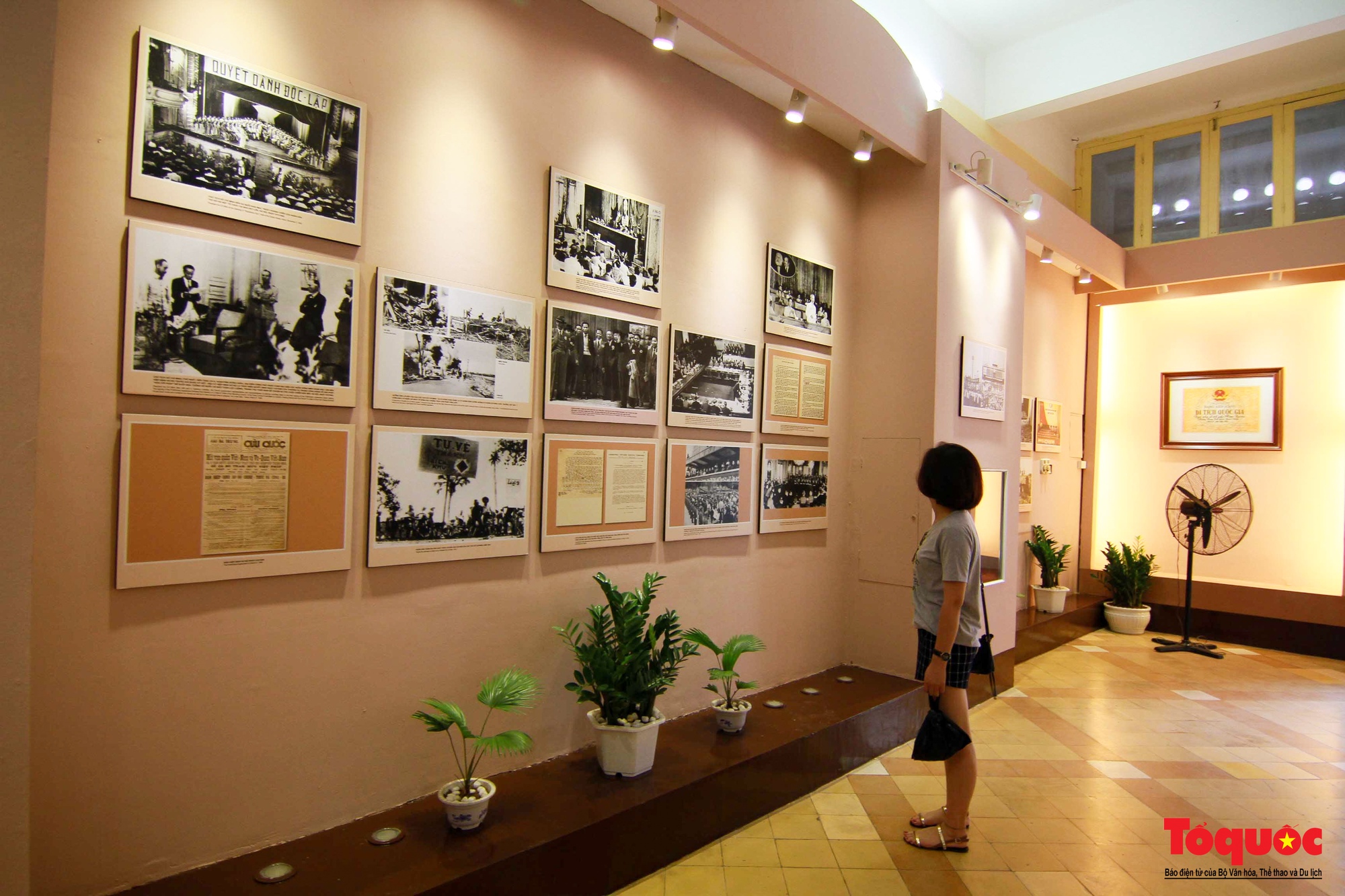 Đông đảo du khách tìm đến những địa chỉ đỏ ở Hà Nội trong dịp Tết Độc lập - Ảnh 10.