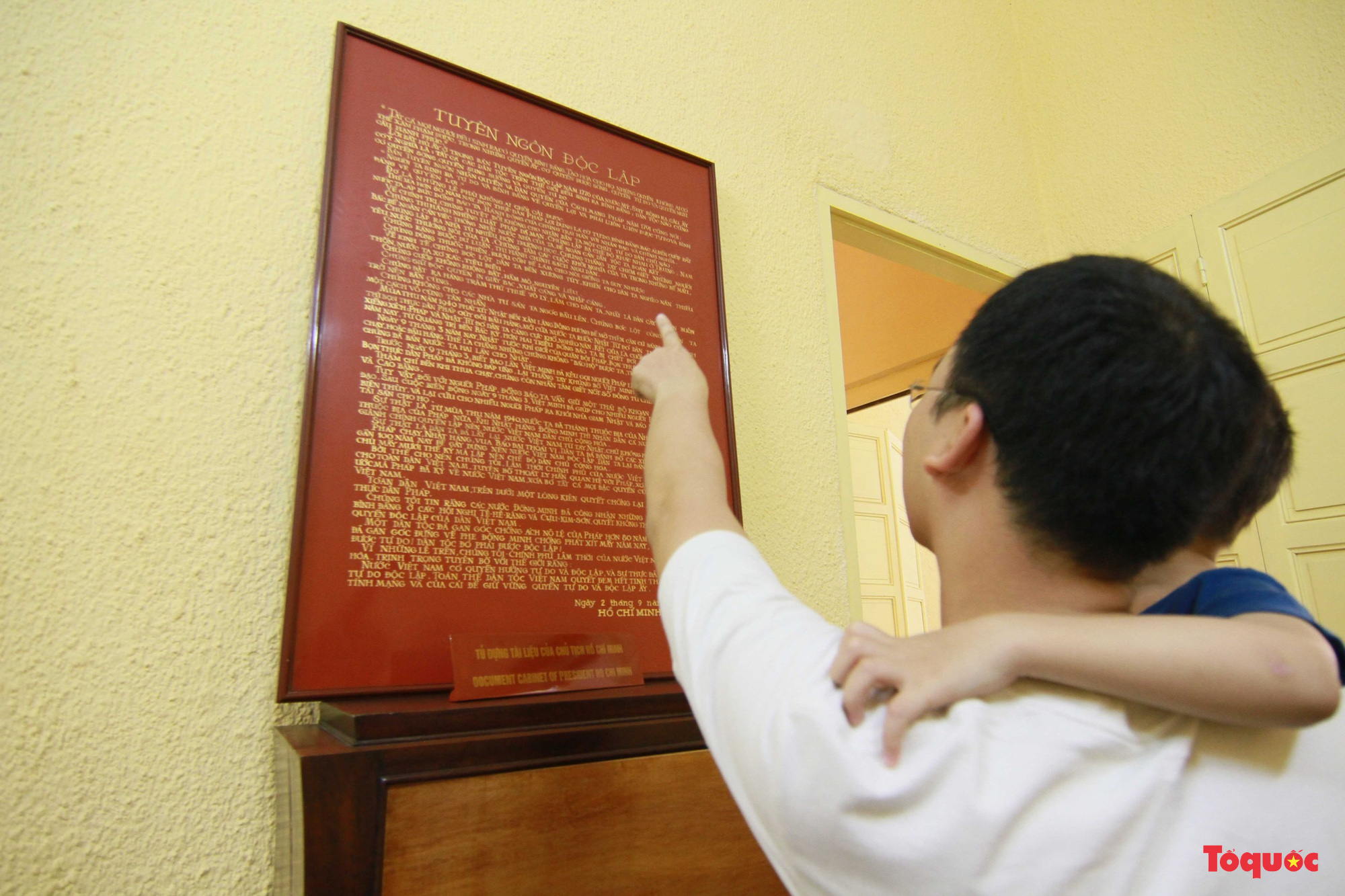 Đông đảo du khách tìm đến những địa chỉ đỏ ở Hà Nội trong dịp Tết Độc lập - Ảnh 12.
