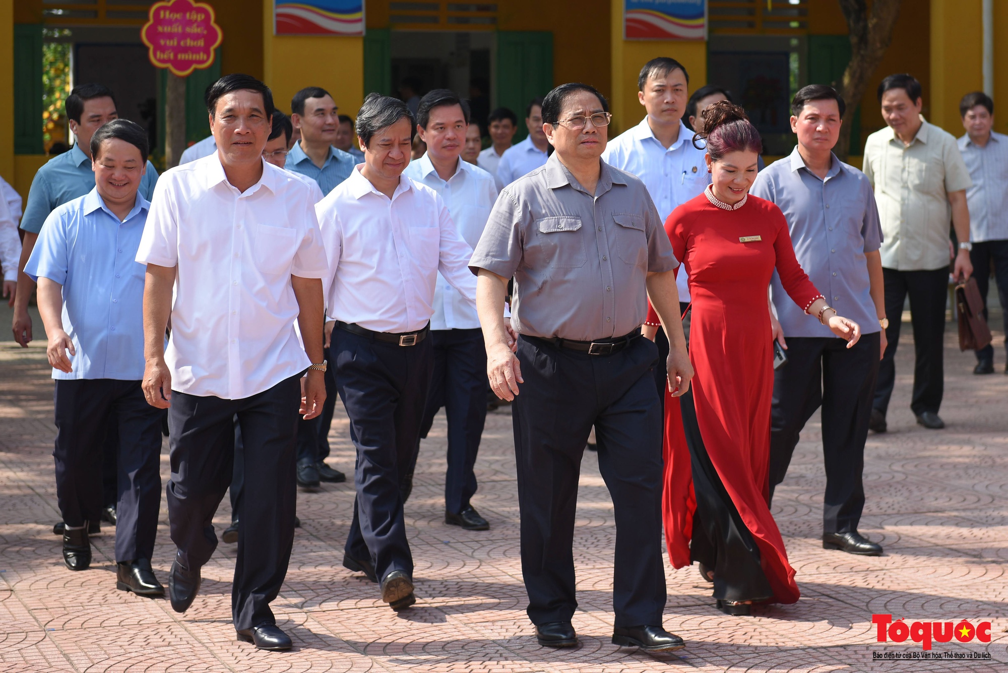 Thủ tướng Phạm Minh Chính thăm giáo viên, học sinh huyện Yên Lập trước thềm năm học mới - Ảnh 1.