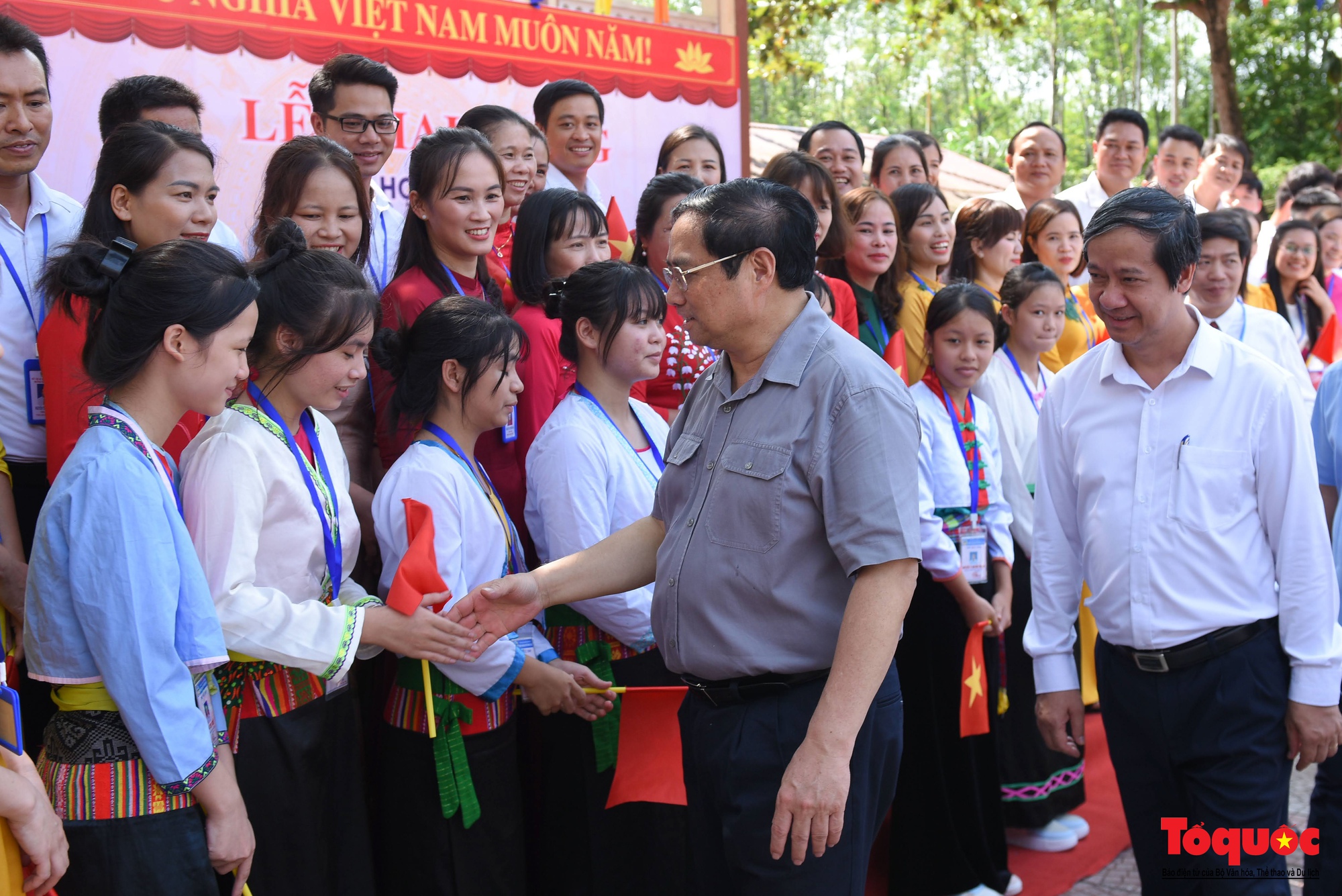 Thủ tướng Phạm Minh Chính thăm giáo viên, học sinh huyện Yên Lập trước thềm năm học mới - Ảnh 9.