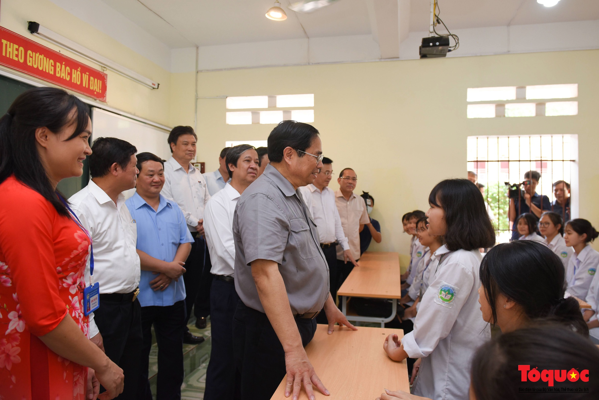 Thủ tướng Phạm Minh Chính thăm giáo viên, học sinh huyện Yên Lập trước thềm năm học mới - Ảnh 14.