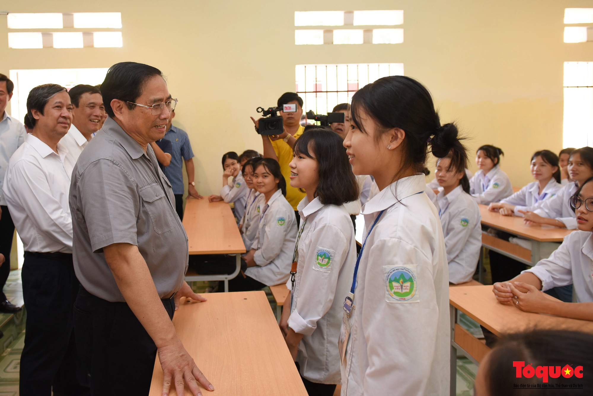 Thủ tướng Phạm Minh Chính thăm giáo viên, học sinh huyện Yên Lập trước thềm năm học mới - Ảnh 15.