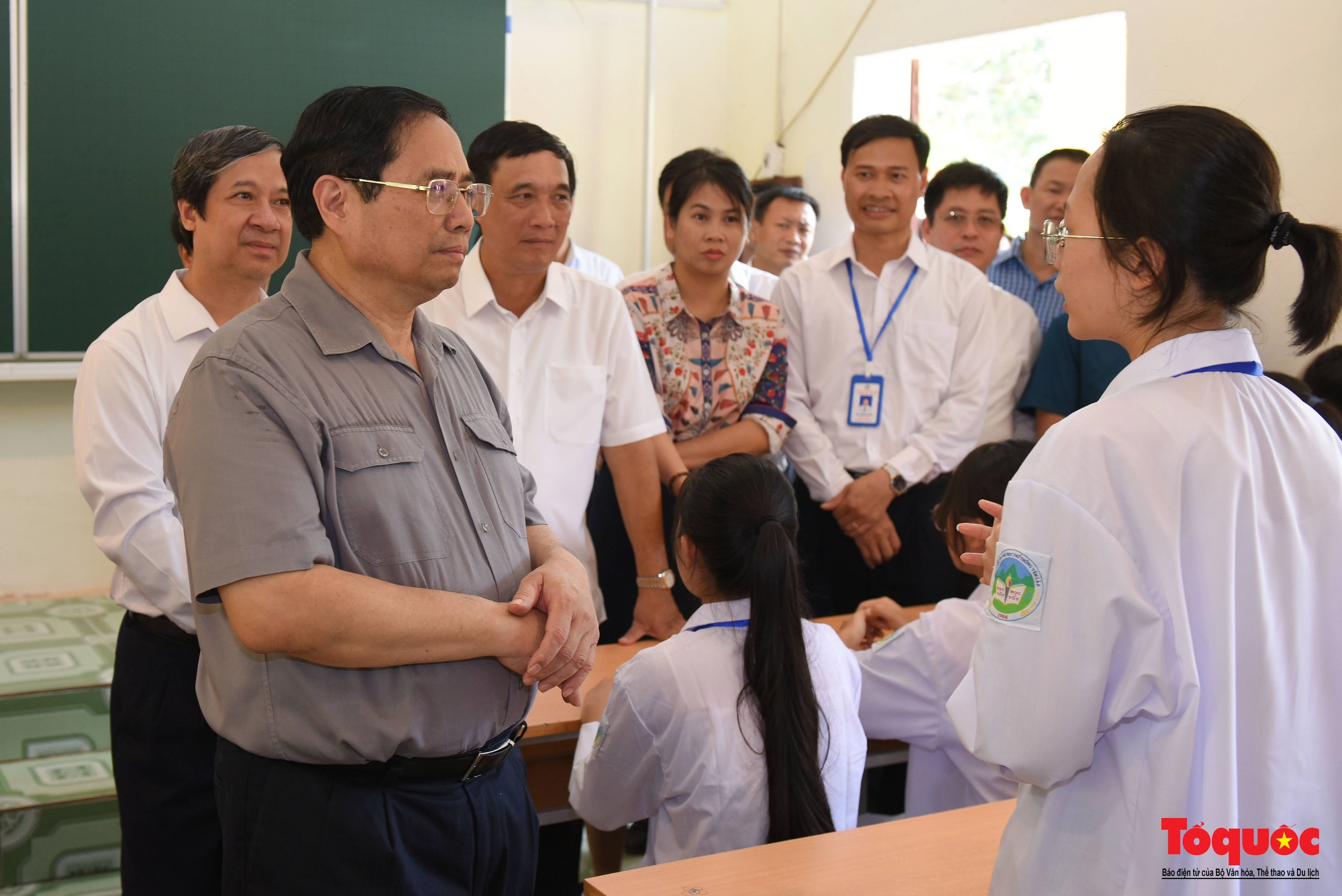 Thủ tướng Phạm Minh Chính thăm giáo viên, học sinh huyện Yên Lập trước thềm năm học mới - Ảnh 10.