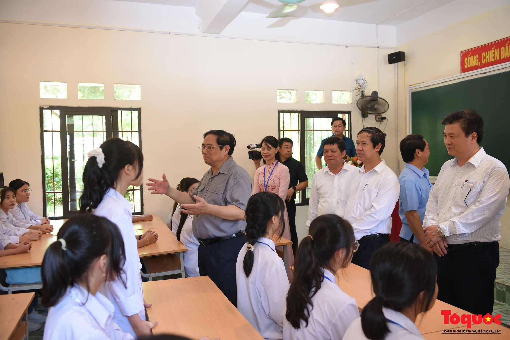 Thủ tướng Phạm Minh Chính thăm giáo viên, học sinh huyện Yên Lập trước thềm năm học mới - Ảnh 13.