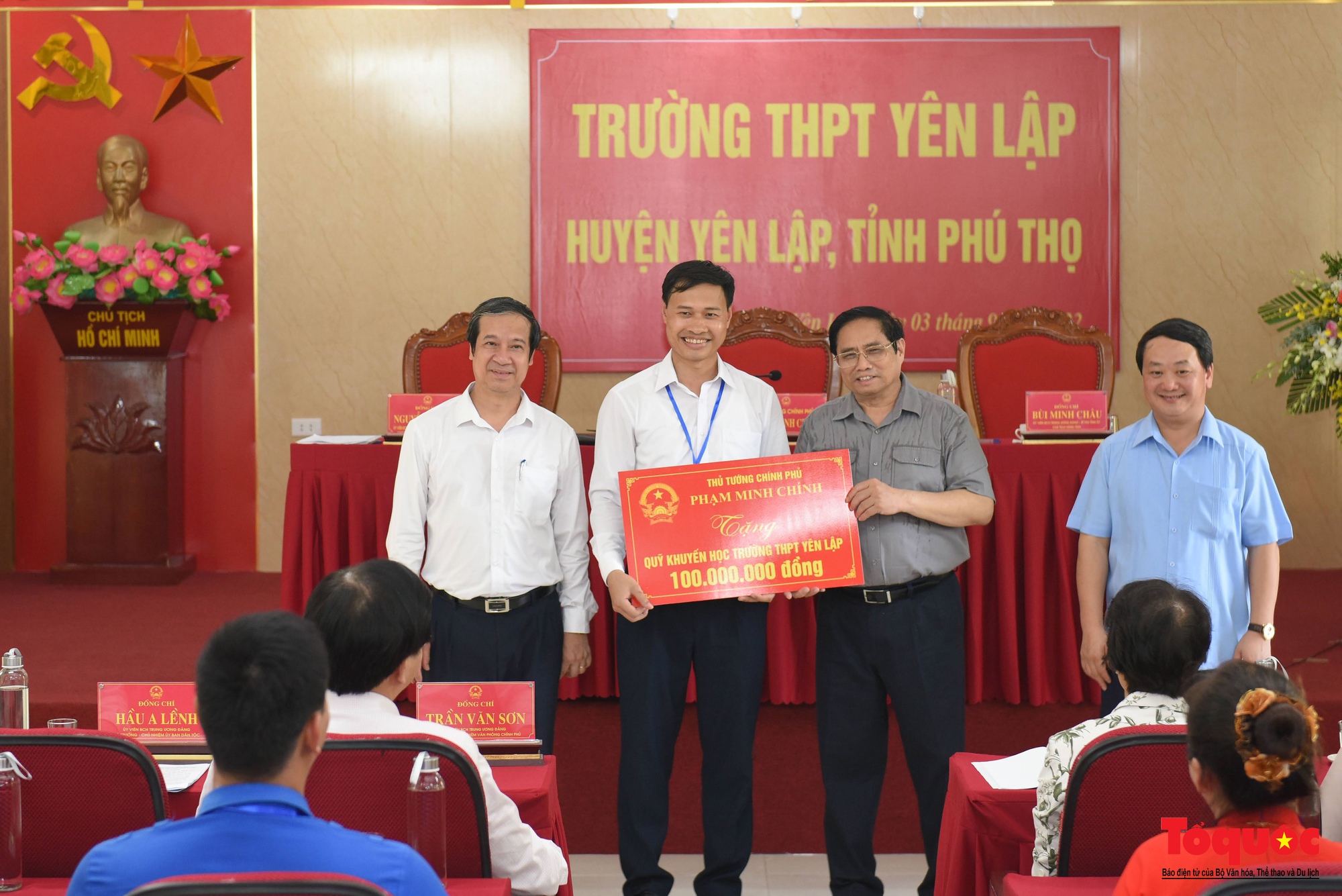 Thủ tướng Phạm Minh Chính thăm giáo viên, học sinh huyện Yên Lập trước thềm năm học mới - Ảnh 16.
