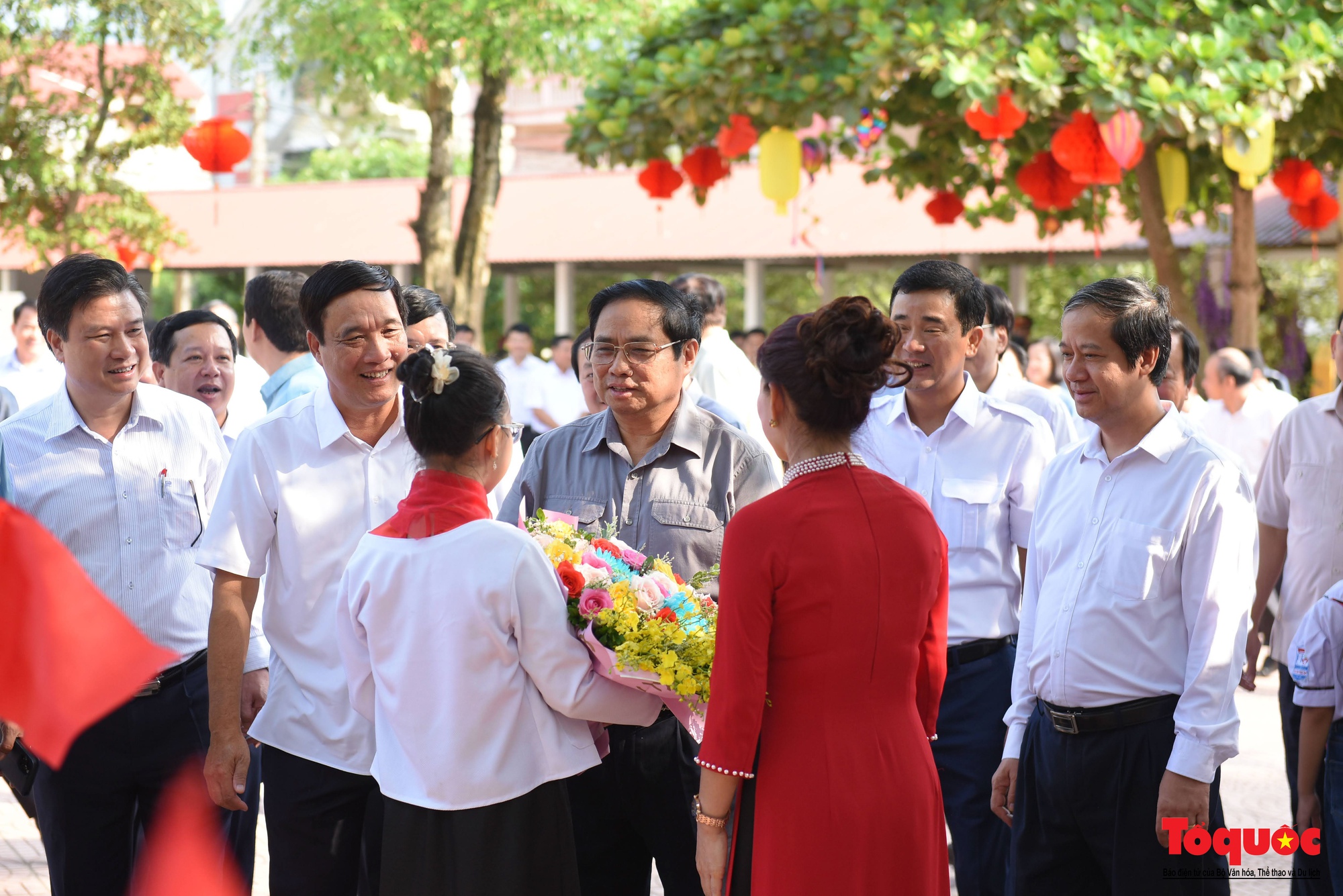 Thủ tướng Phạm Minh Chính thăm giáo viên, học sinh huyện Yên Lập trước thềm năm học mới - Ảnh 2.