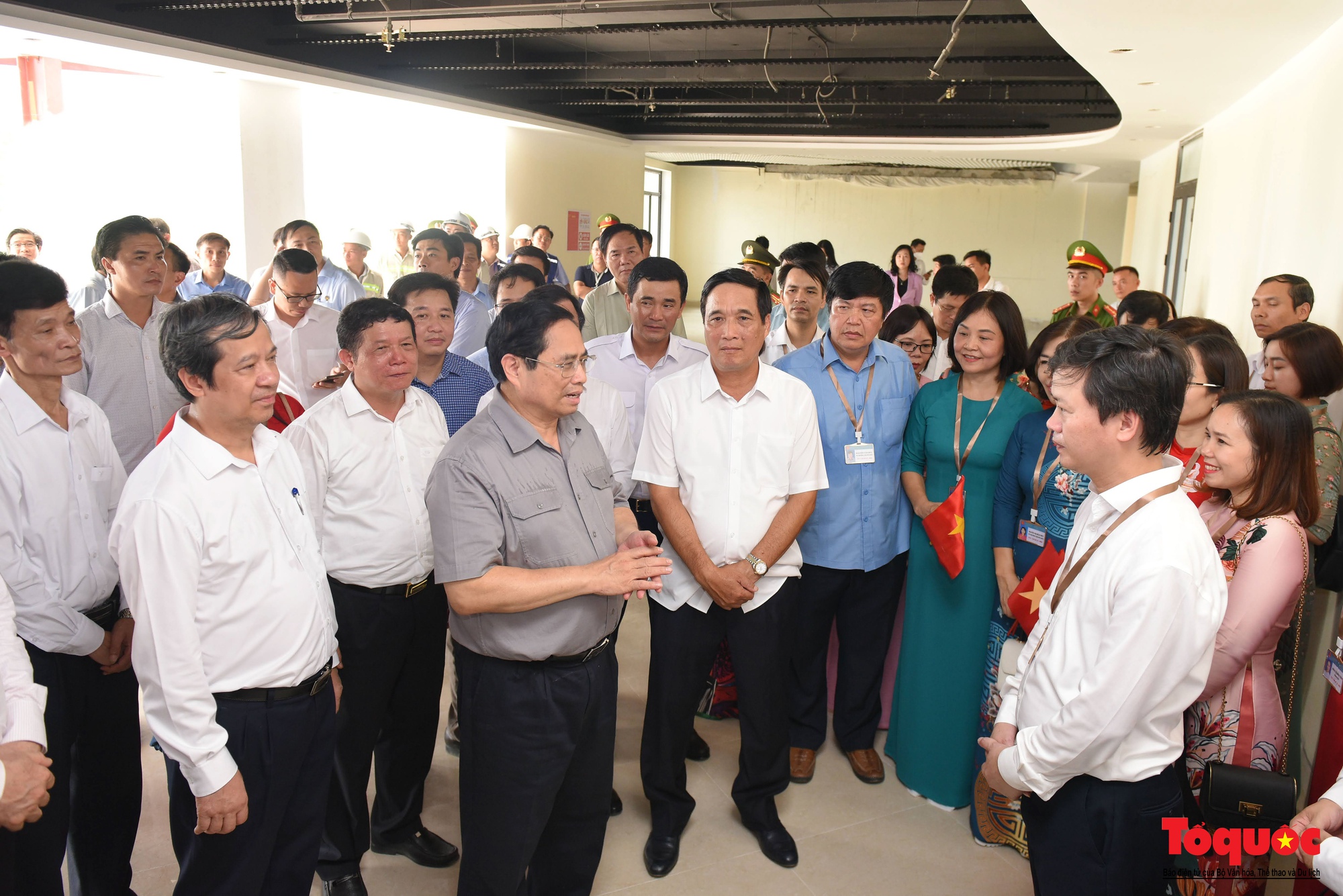 Thủ tướng Phạm Minh Chính thăm giáo viên, học sinh huyện Yên Lập trước thềm năm học mới - Ảnh 17.