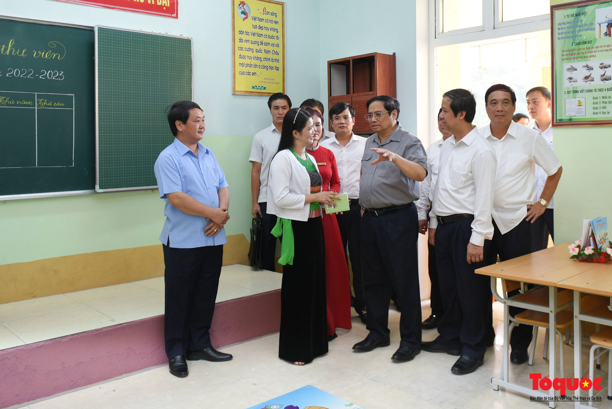 Thủ tướng Phạm Minh Chính thăm giáo viên, học sinh huyện Yên Lập trước thềm năm học mới - Ảnh 5.