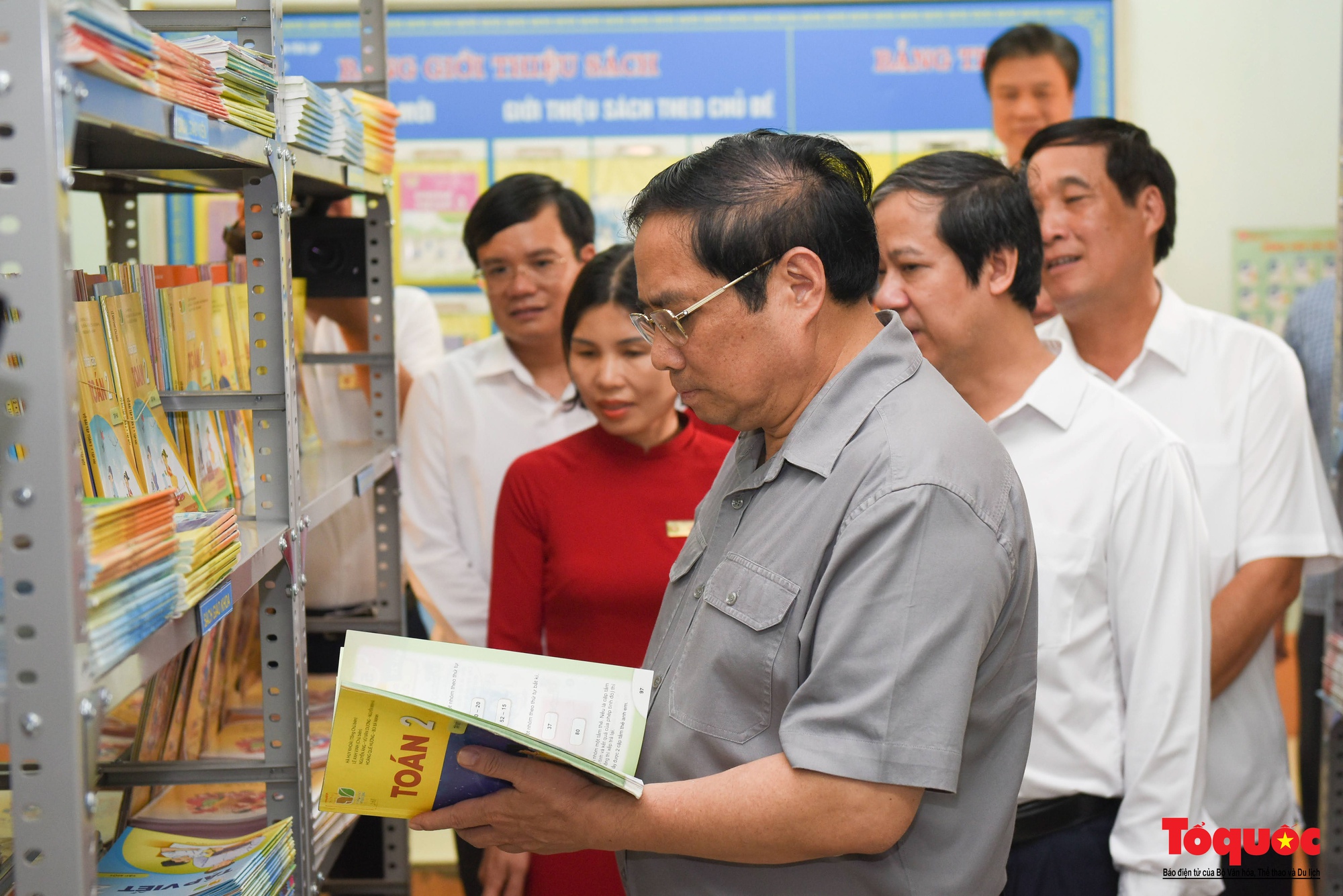 Thủ tướng Phạm Minh Chính thăm giáo viên, học sinh huyện Yên Lập trước thềm năm học mới - Ảnh 11.