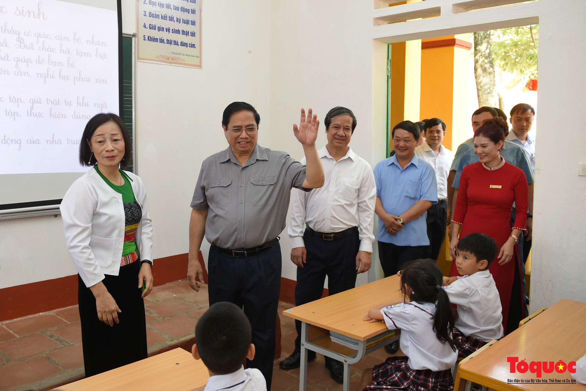 Thủ tướng Phạm Minh Chính thăm giáo viên, học sinh huyện Yên Lập trước thềm năm học mới - Ảnh 7.