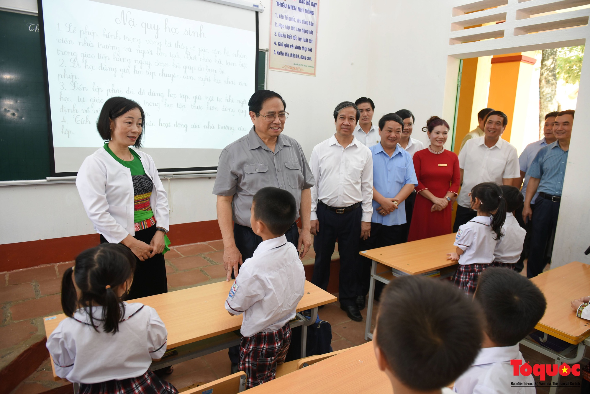 Thủ tướng Phạm Minh Chính thăm giáo viên, học sinh huyện Yên Lập trước thềm năm học mới - Ảnh 3.