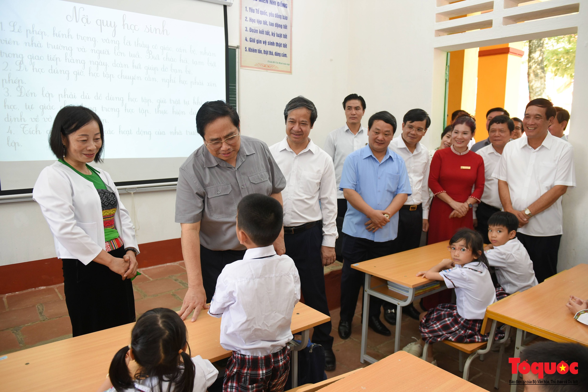 Thủ tướng Phạm Minh Chính thăm giáo viên, học sinh huyện Yên Lập trước thềm năm học mới - Ảnh 4.