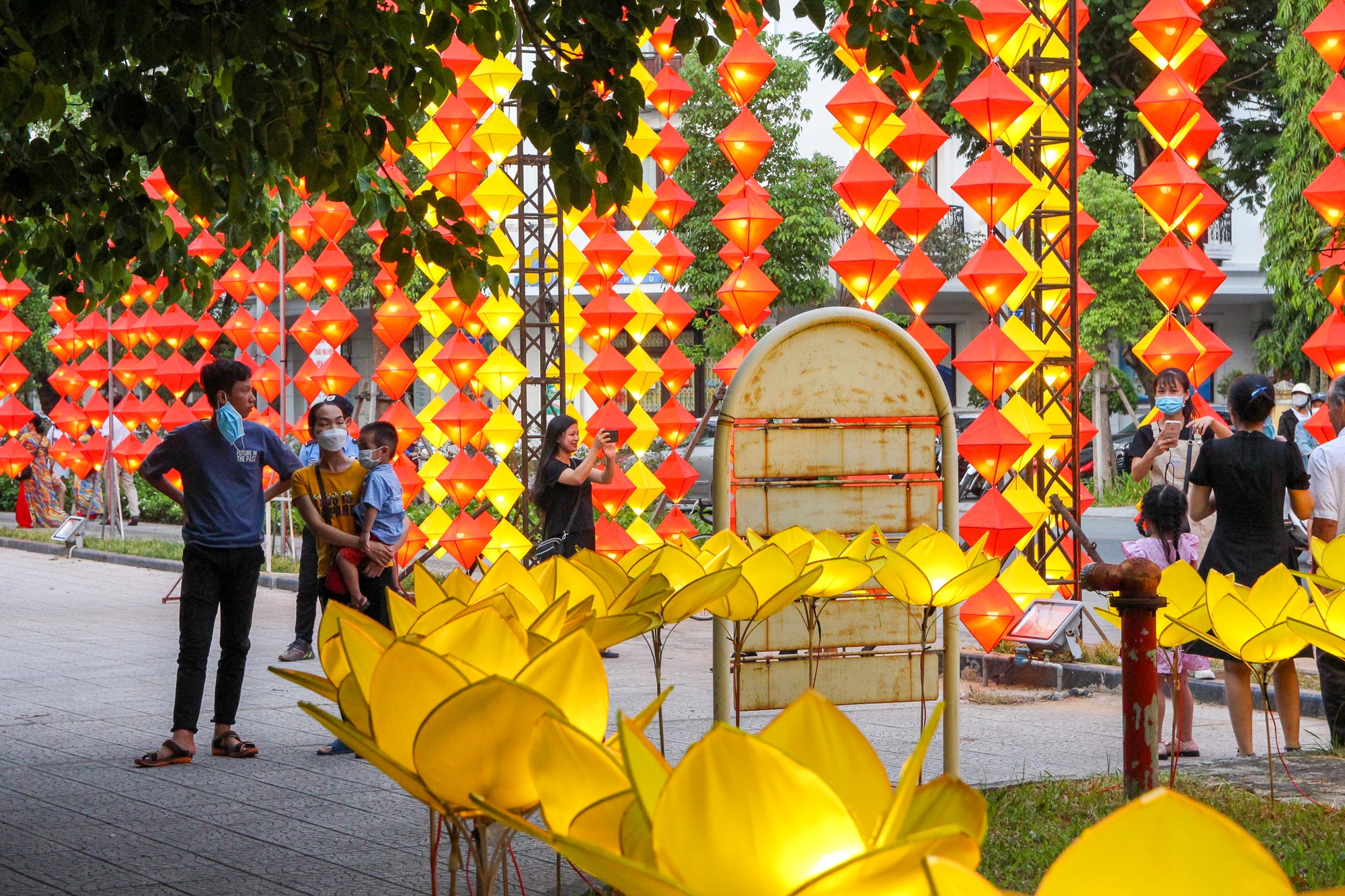 Độc đáo không gian trưng bày 1.000 đèn lồng truyền thống bên dòng sông Hương dịp Tết Trung thu - Ảnh 2.