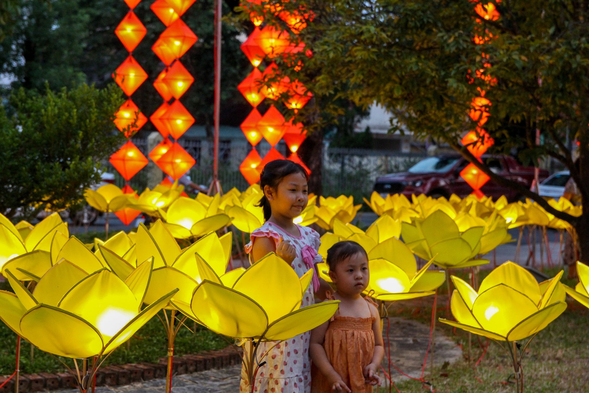 Độc đáo không gian trưng bày 1.000 đèn lồng truyền thống bên dòng sông Hương dịp Tết Trung thu - Ảnh 3.