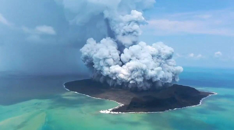 Hơn tám tháng sau khi núi lửa dưới nước gần Tonga phun trào vào ngày 14/01, các nhà khoa học vẫn đang phân tích tác động của vụ nổ dữ dội và phát hiện ra lượng hơi nước bốc lên có thể làm ấm cả hành tinh. - Ảnh 1.