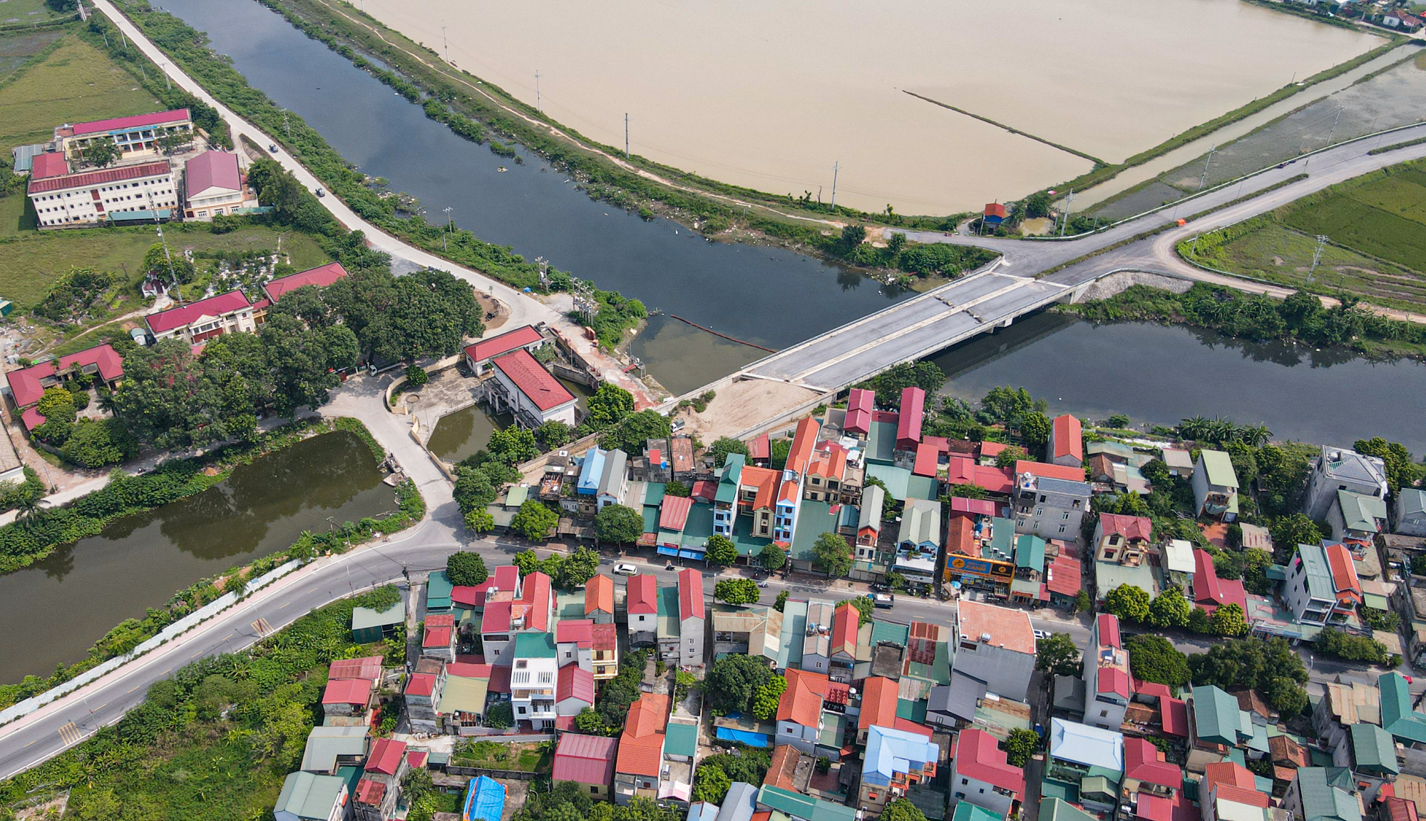 Ảnh, clip: Cây cầu trăm tỷ ở ngoại thành Hà Nội sắp hoàn thành nhưng bị bỏ không gần 2 năm - Ảnh 1.