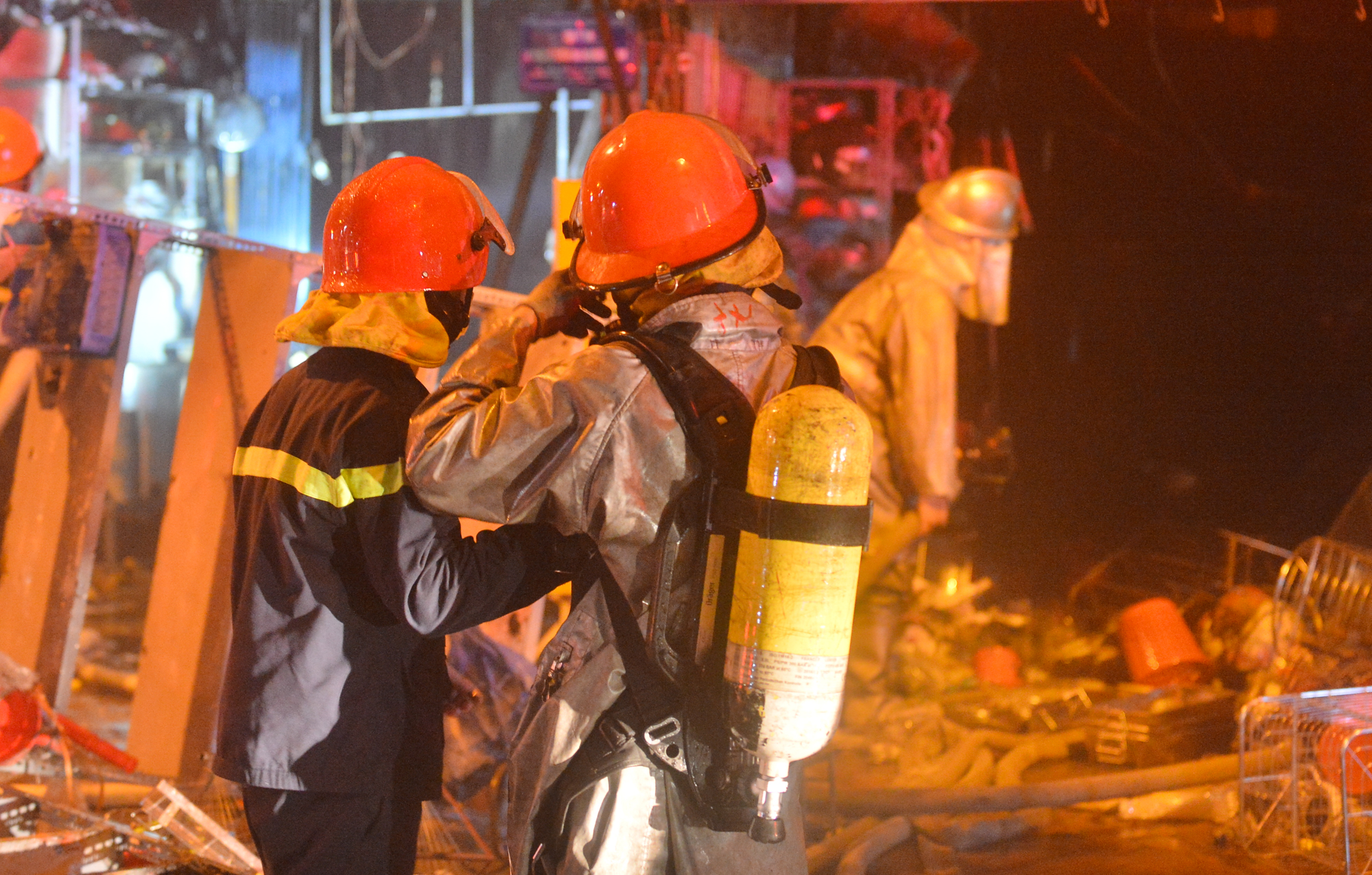 Ảnh, clip: Hiện trường vụ cháy 3 kiot ở Hà Nội trong đêm, nhiều người thoát nạn - Ảnh 10.