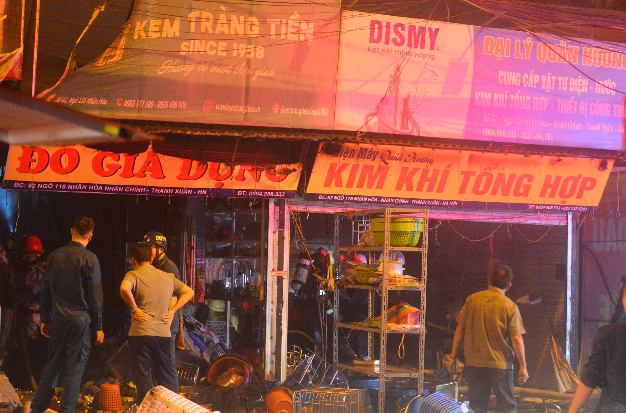 Ảnh, clip: Hiện trường vụ cháy 3 kiot ở Hà Nội trong đêm, nhiều người thoát nạn - Ảnh 7.