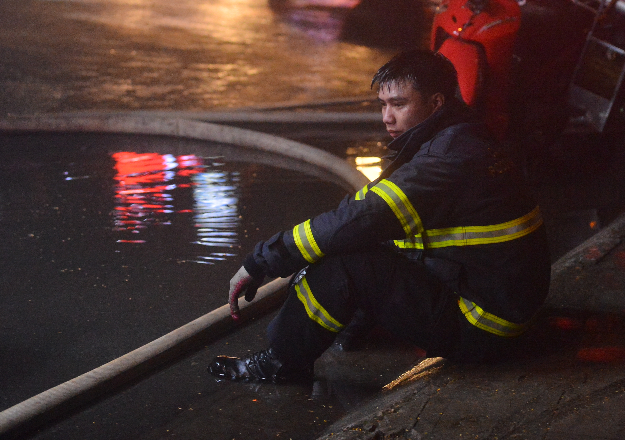 Ảnh, clip: Hiện trường vụ cháy 3 kiot ở Hà Nội trong đêm, nhiều người thoát nạn - Ảnh 13.