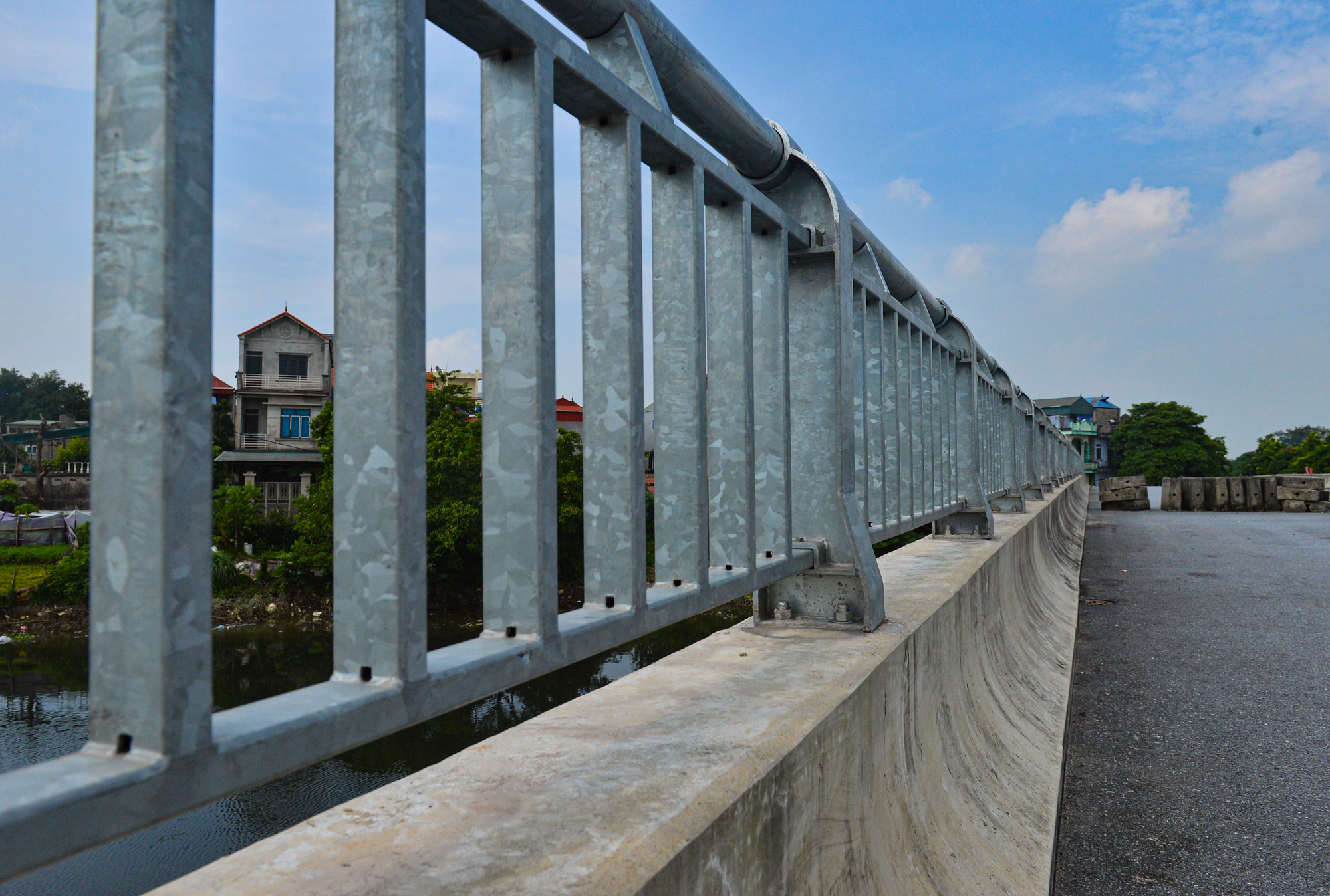 Ảnh, clip: Cây cầu trăm tỷ ở ngoại thành Hà Nội sắp hoàn thành nhưng bị bỏ không gần 2 năm - Ảnh 10.