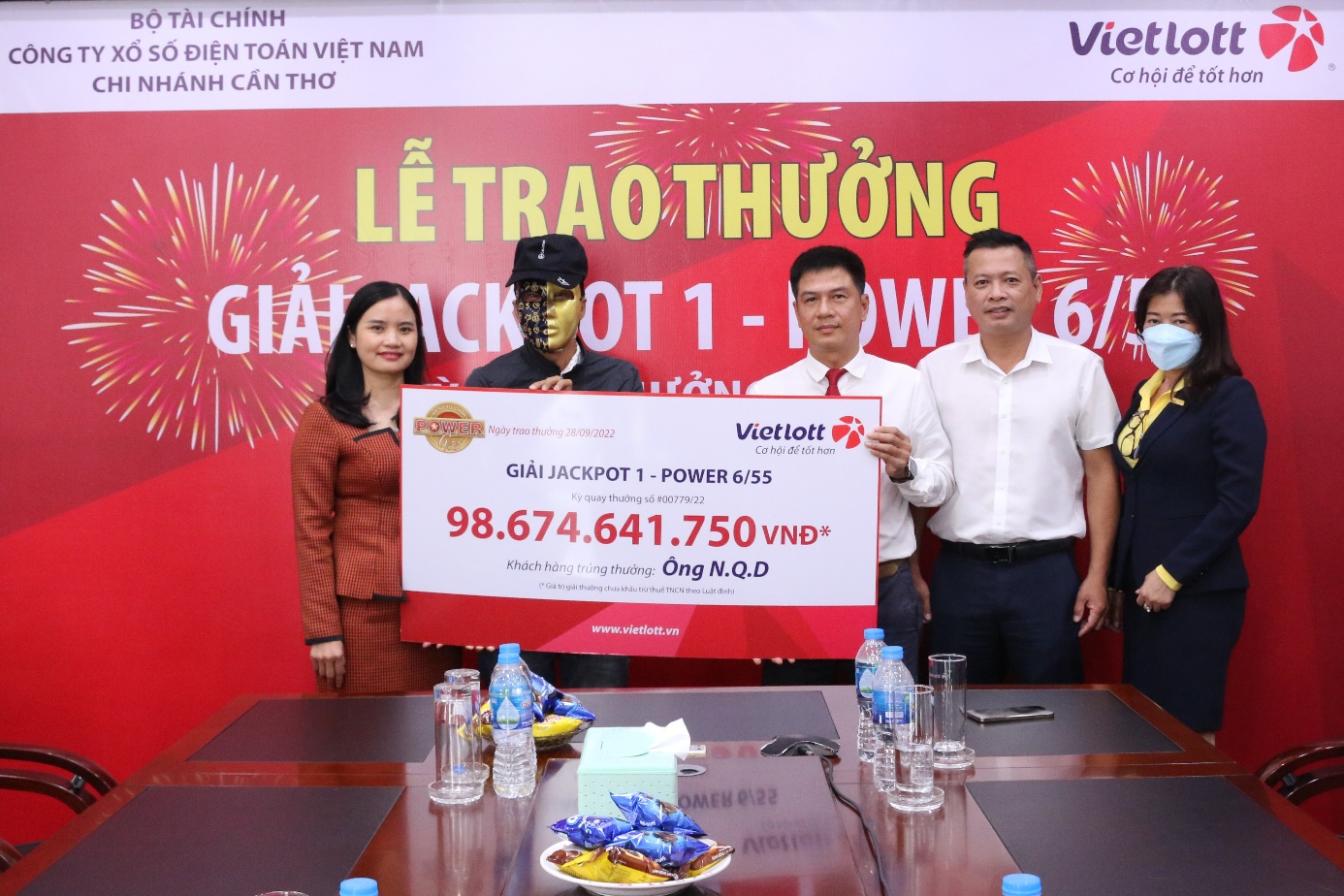  Một người ở Cần Thơ trúng Vietlott trị giá 98,6 tỷ đồng  - Ảnh 2.