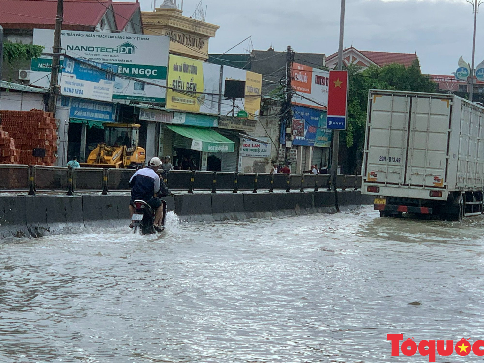 Nghệ An: Hàng ngàn xe ô tô khó khăn khi di chuyển qua điểm ngập nước trên QL1A - Ảnh 2.