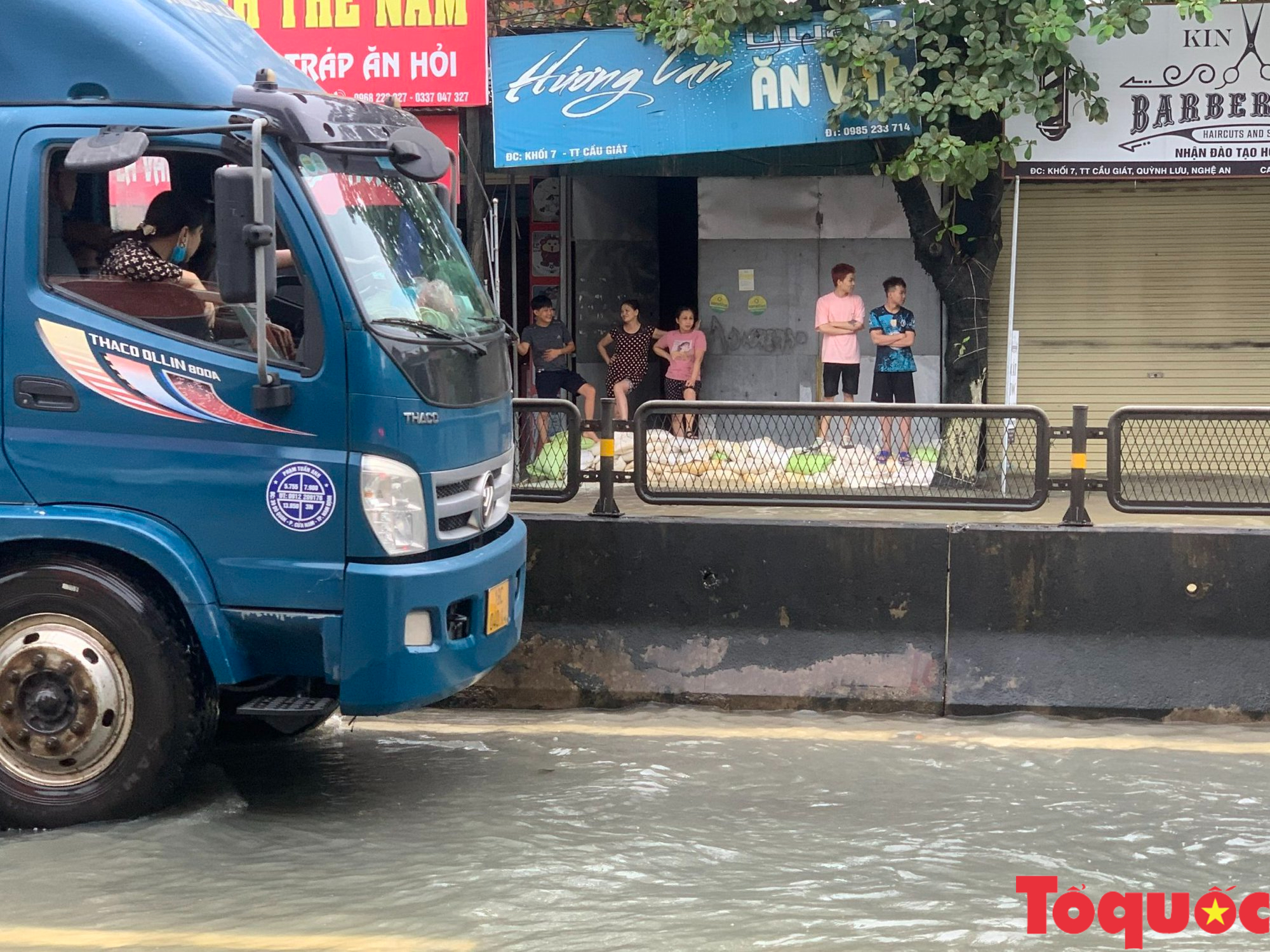 Nghệ An: Hàng ngàn xe ô tô khó khăn khi di chuyển qua điểm ngập nước trên QL1A - Ảnh 4.