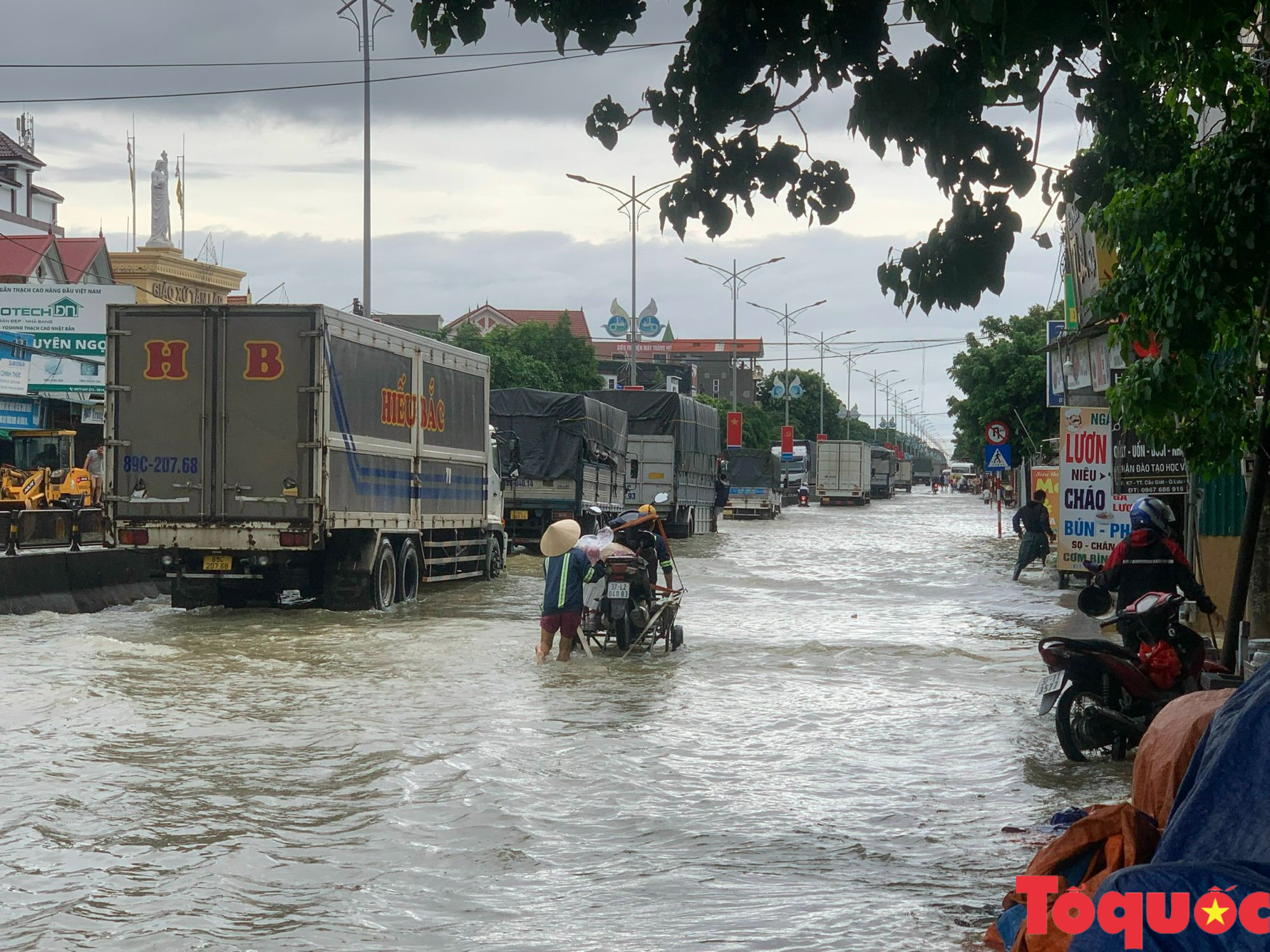 Nghệ An: Hàng ngàn xe ô tô khó khăn khi di chuyển qua điểm ngập nước trên QL1A - Ảnh 1.