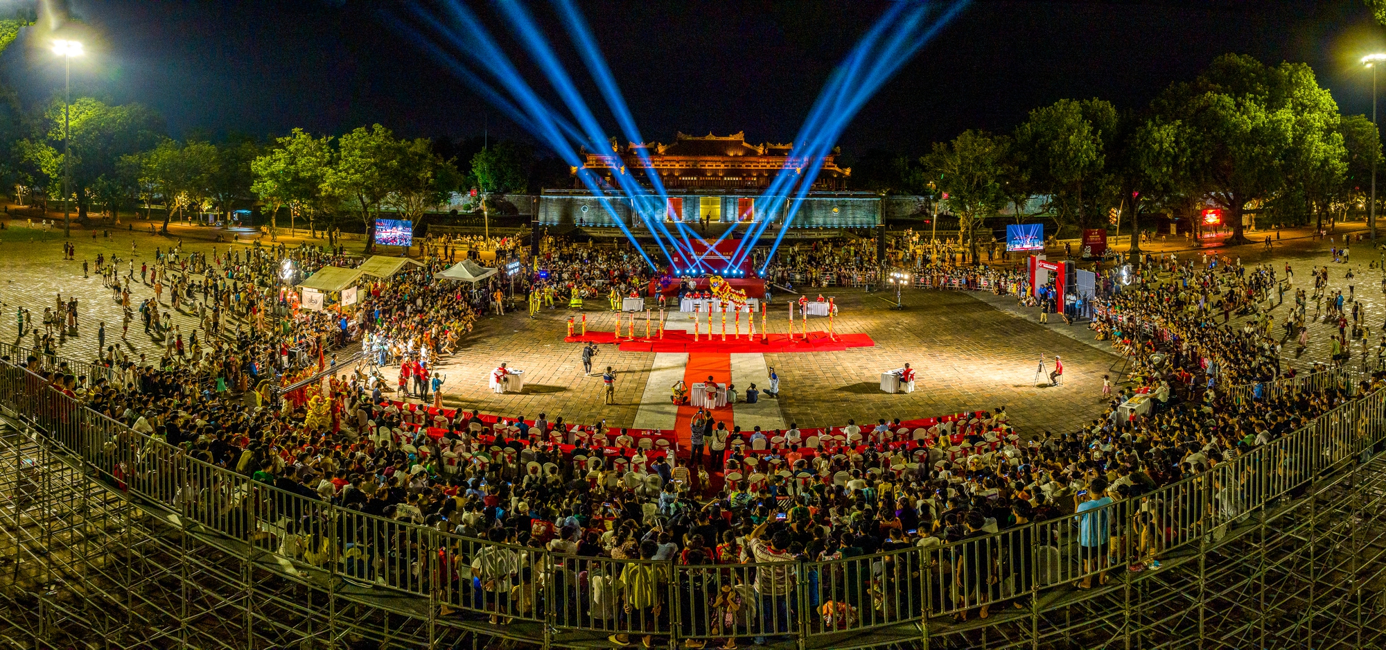 Hàng nghìn người dân, du khách đổ về quảng trường Ngọ Môn xem Ngày hội Lân Huế - Ảnh 1.