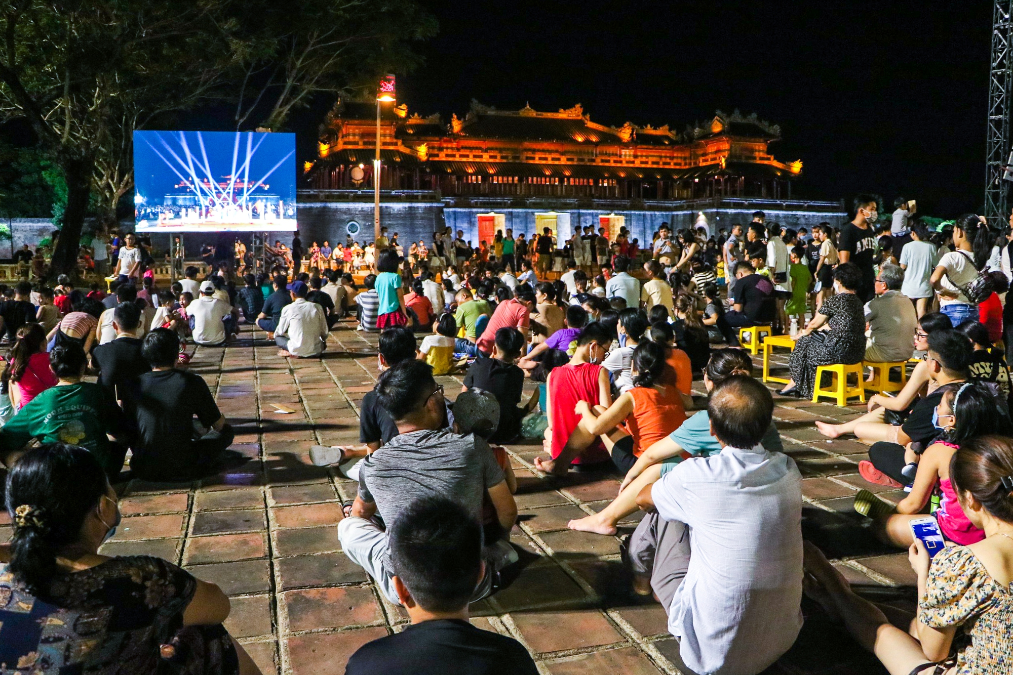 Hàng nghìn người dân, du khách đổ về quảng trường Ngọ Môn xem Ngày hội Lân Huế - Ảnh 15.