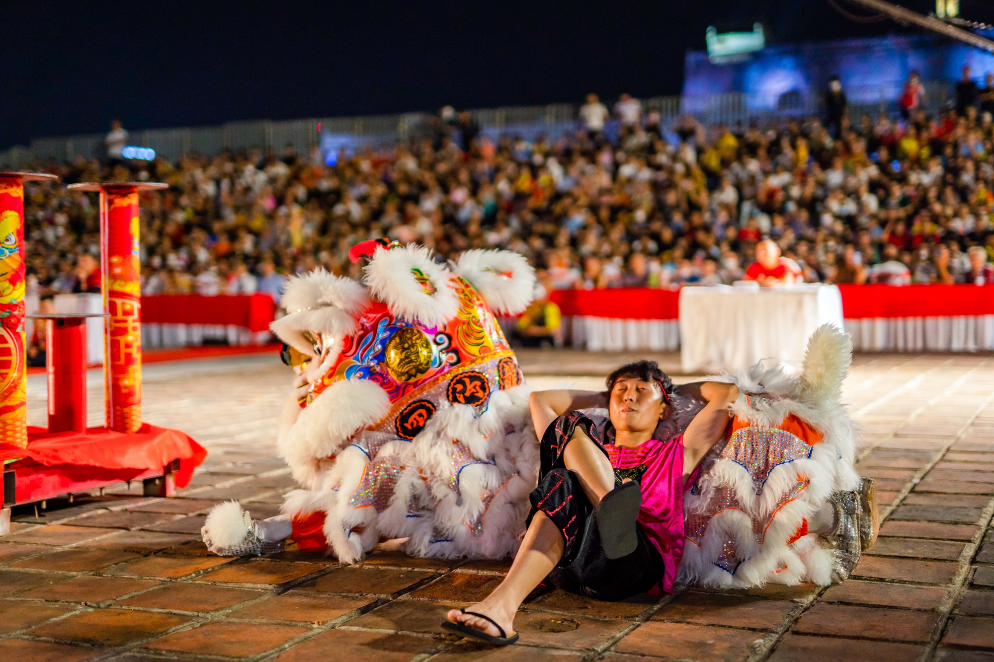 Hàng nghìn người dân, du khách đổ về quảng trường Ngọ Môn xem Ngày hội Lân Huế - Ảnh 13.