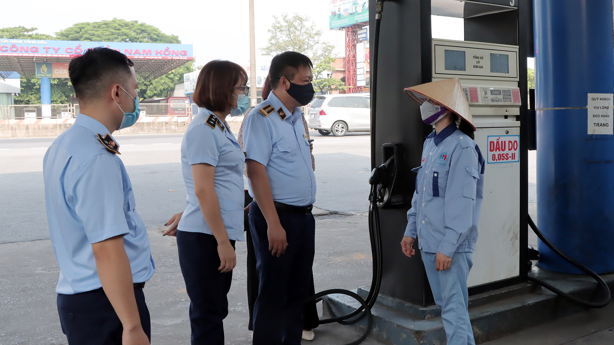 Tổng cục Quản lý thị trường &quot;ra quân&quot; giám sát 21 cửa hàng xăng dầu tại Hà Nội, Vĩnh Phúc, Thái Nguyên  - Ảnh 2.