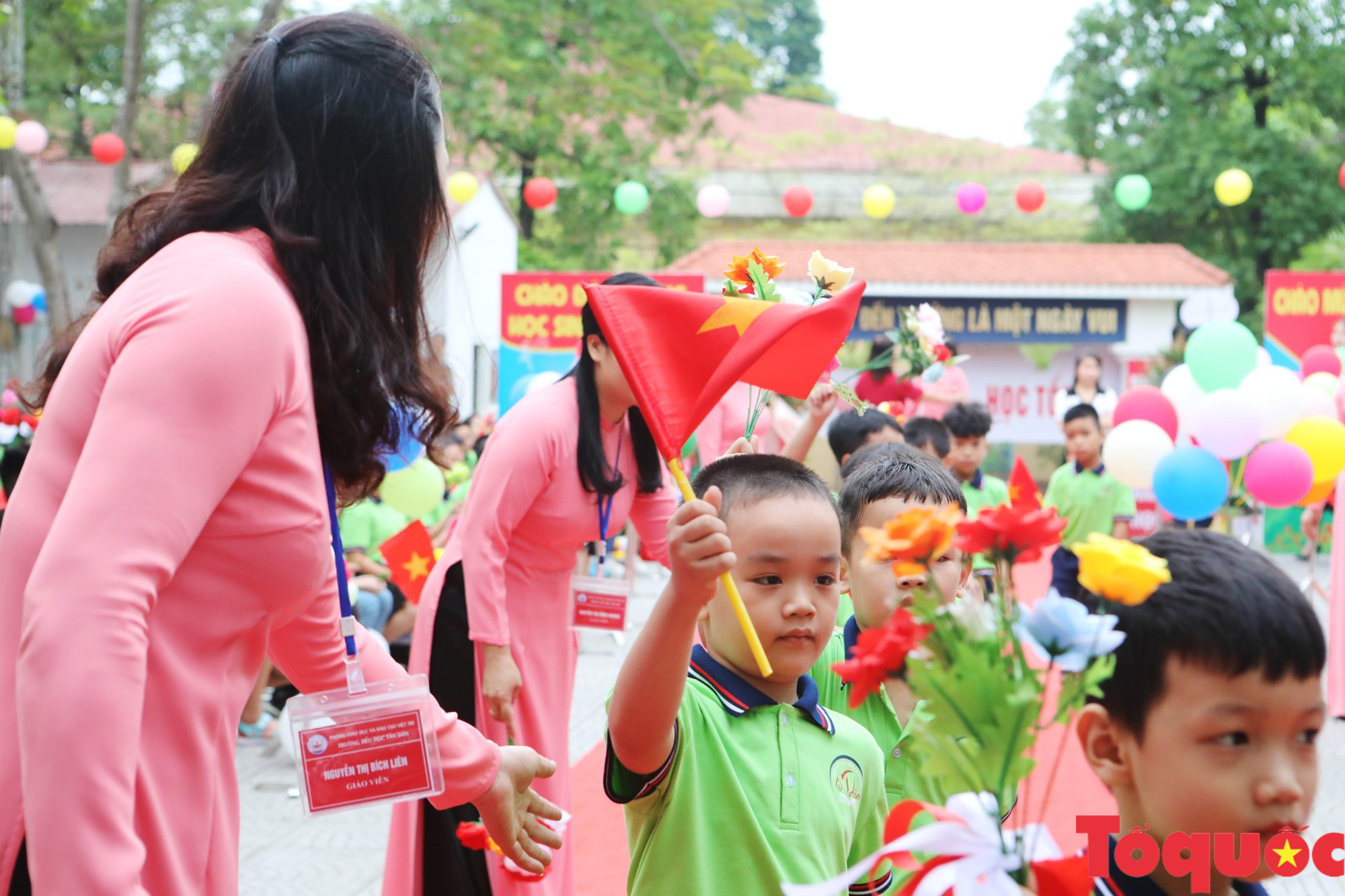 Trường tiểu học Tân Dân khai giảng năm học mới, đón nhận Cờ thi đua của UBND tỉnh Phú Thọ - Ảnh 1.