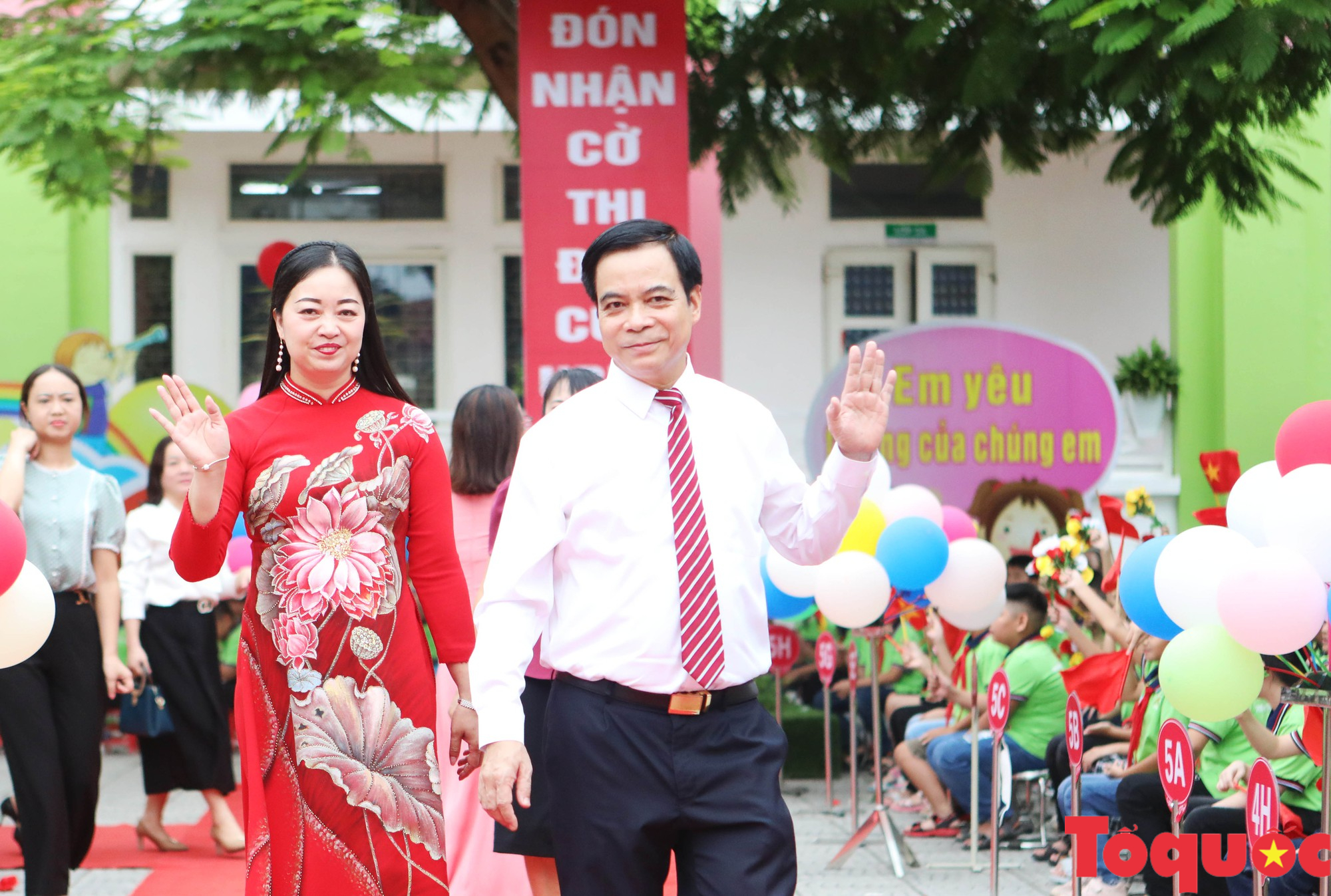 Trường tiểu học Tân Dân khai giảng năm học mới, đón nhận Cờ thi đua của UBND tỉnh Phú Thọ - Ảnh 2.