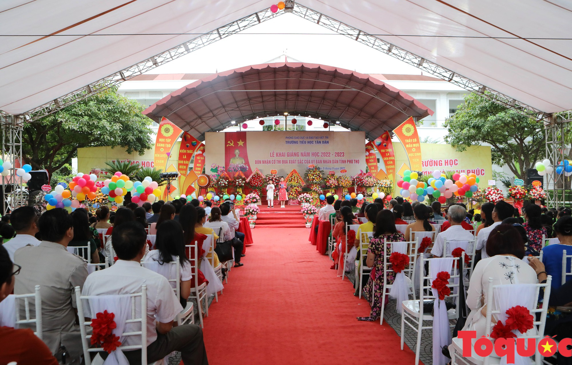 Trường tiểu học Tân Dân khai giảng năm học mới, đón nhận Cờ thi đua của UBND tỉnh Phú Thọ - Ảnh 3.